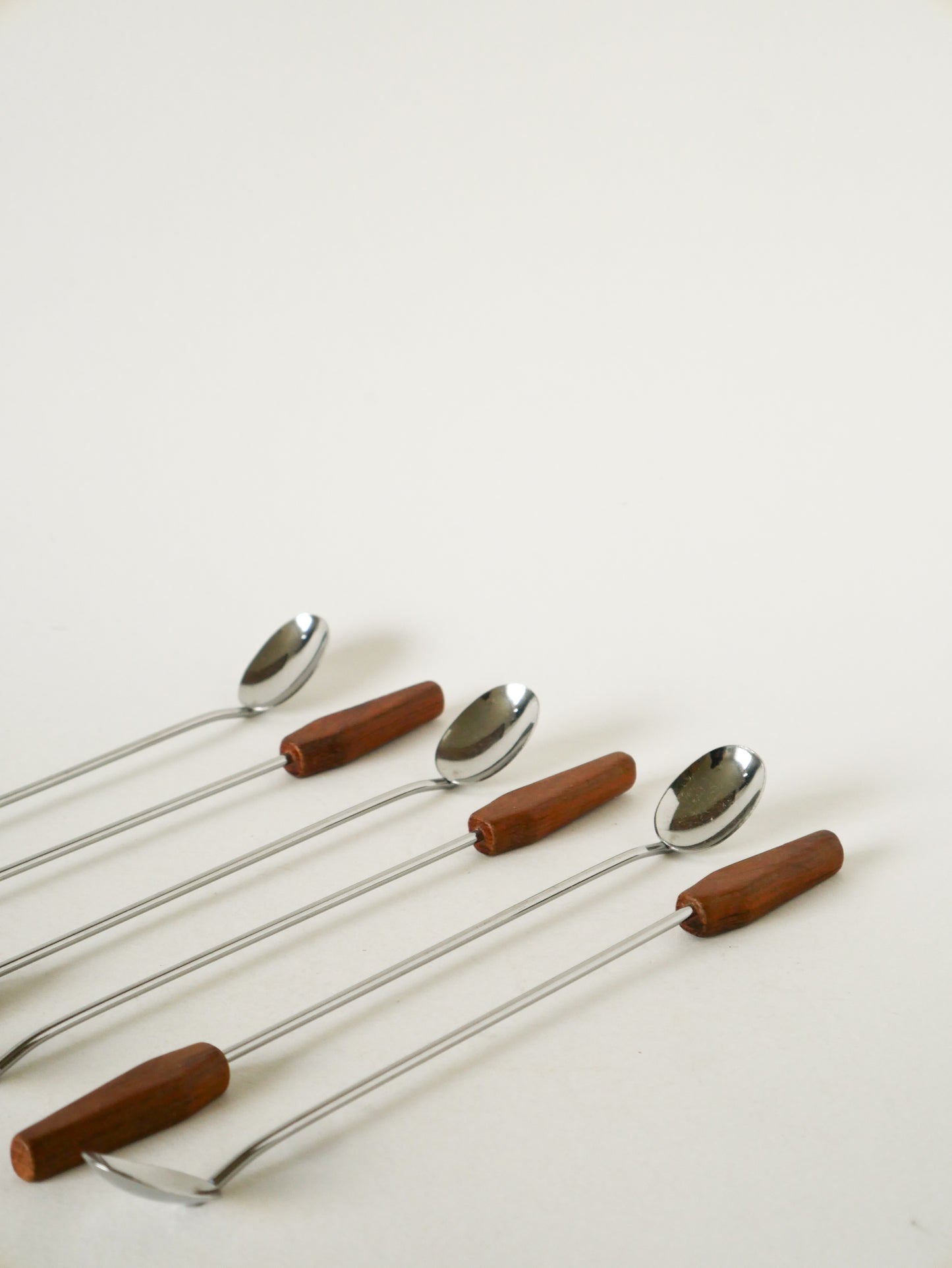 Ensemble de 6 cuillères à cocktails en inox et hêtre, 1970