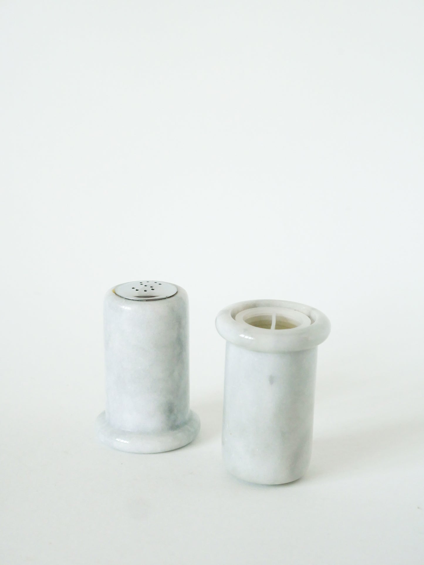 Paire de sel et poivre en albâtre, Vintage