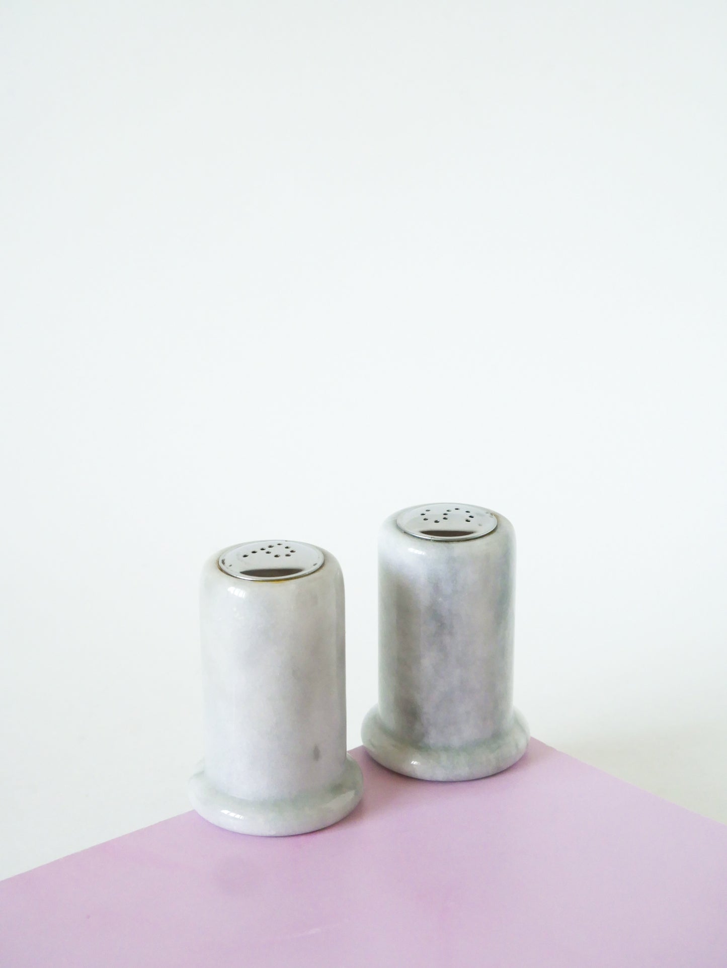 Paire de sel et poivre en albâtre, Vintage