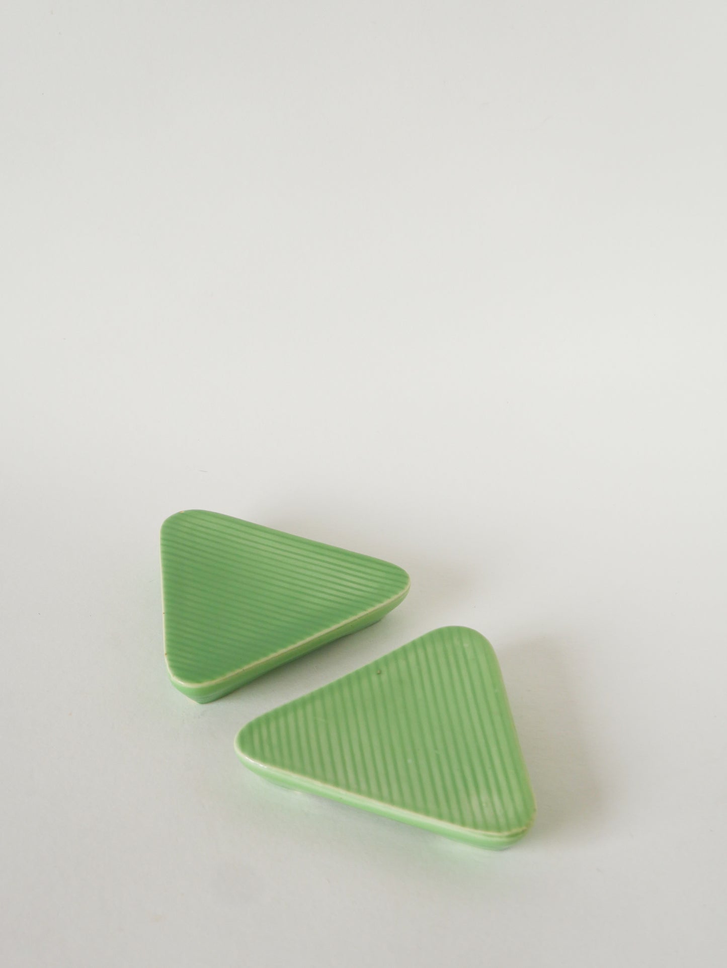 Paire de dessous de bouteilles en barbotine, Verts, Digoin Sarreguemines, 1950