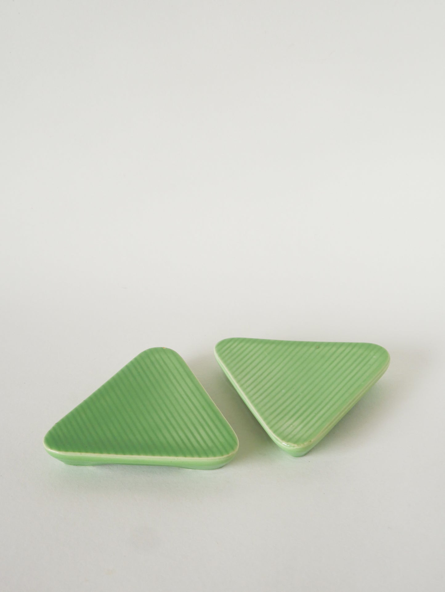 Paire de dessous de bouteilles en barbotine, Verts, Digoin Sarreguemines, 1950
