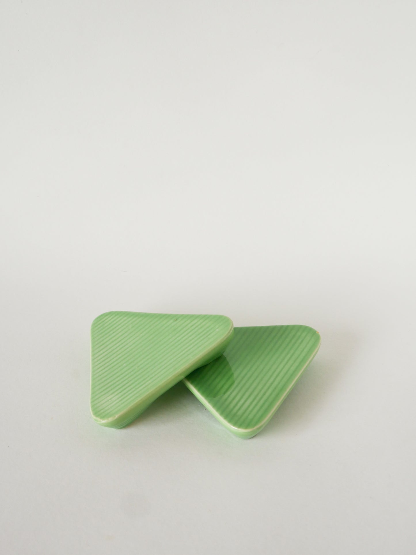 Paire de dessous de bouteilles en barbotine, Verts, Digoin Sarreguemines, 1950