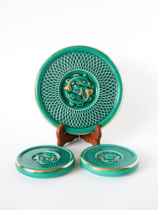 Ensemble dessous de plat et dessous de verre en barbotine Vert & Doré, modèle Poisson, 1960