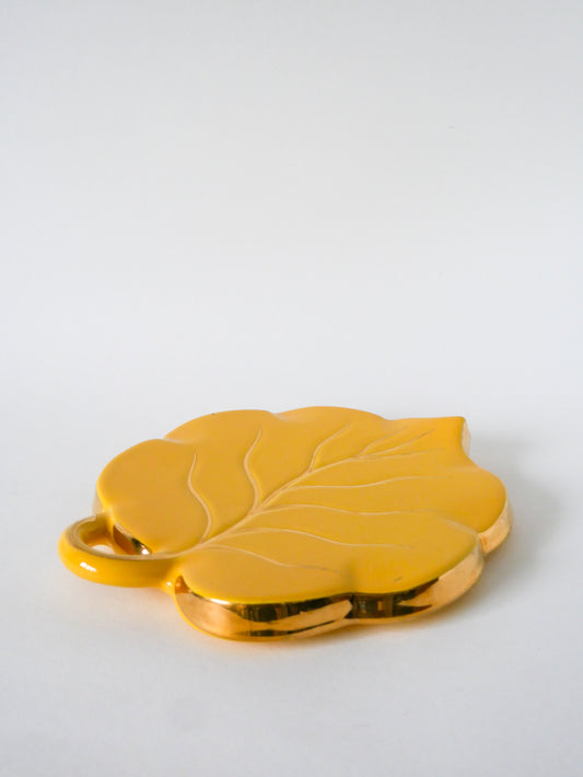 Dessous de plat en barbotine, modèle "Feuille", Jaune et Doré, 1970