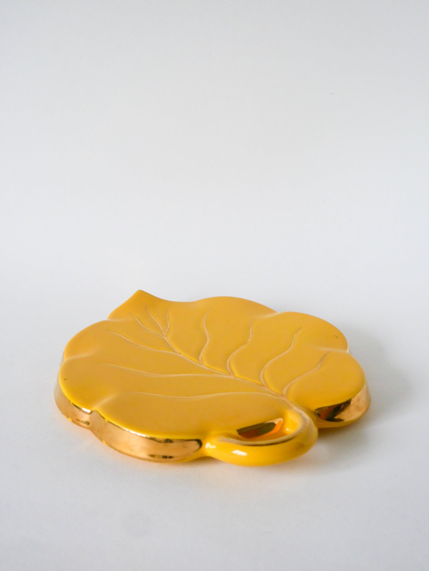 Dessous de plat en barbotine, modèle "Feuille", Jaune et Doré, 1970