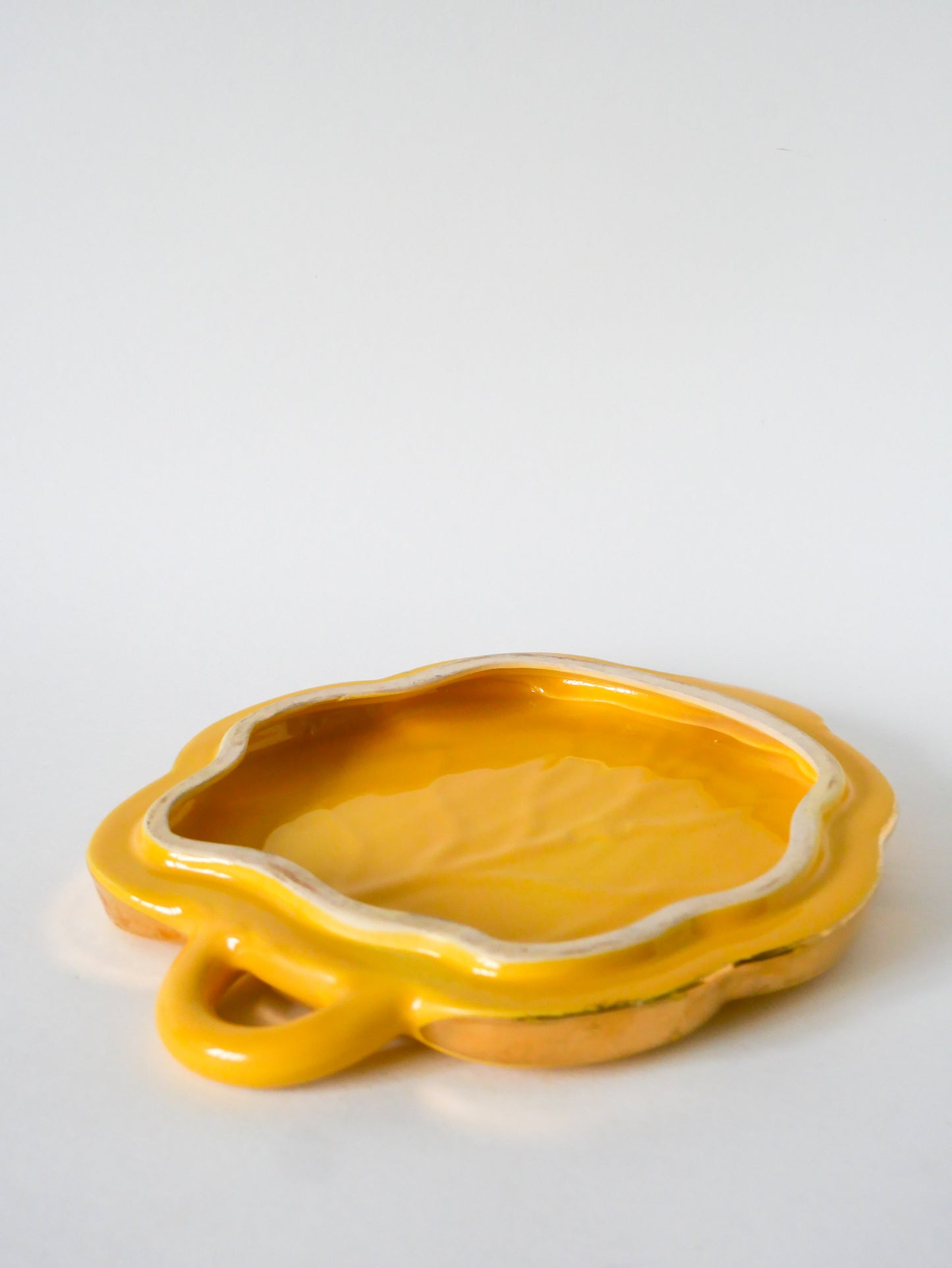 Dessous de plat en barbotine, modèle "Feuille", Jaune et Doré, 1970