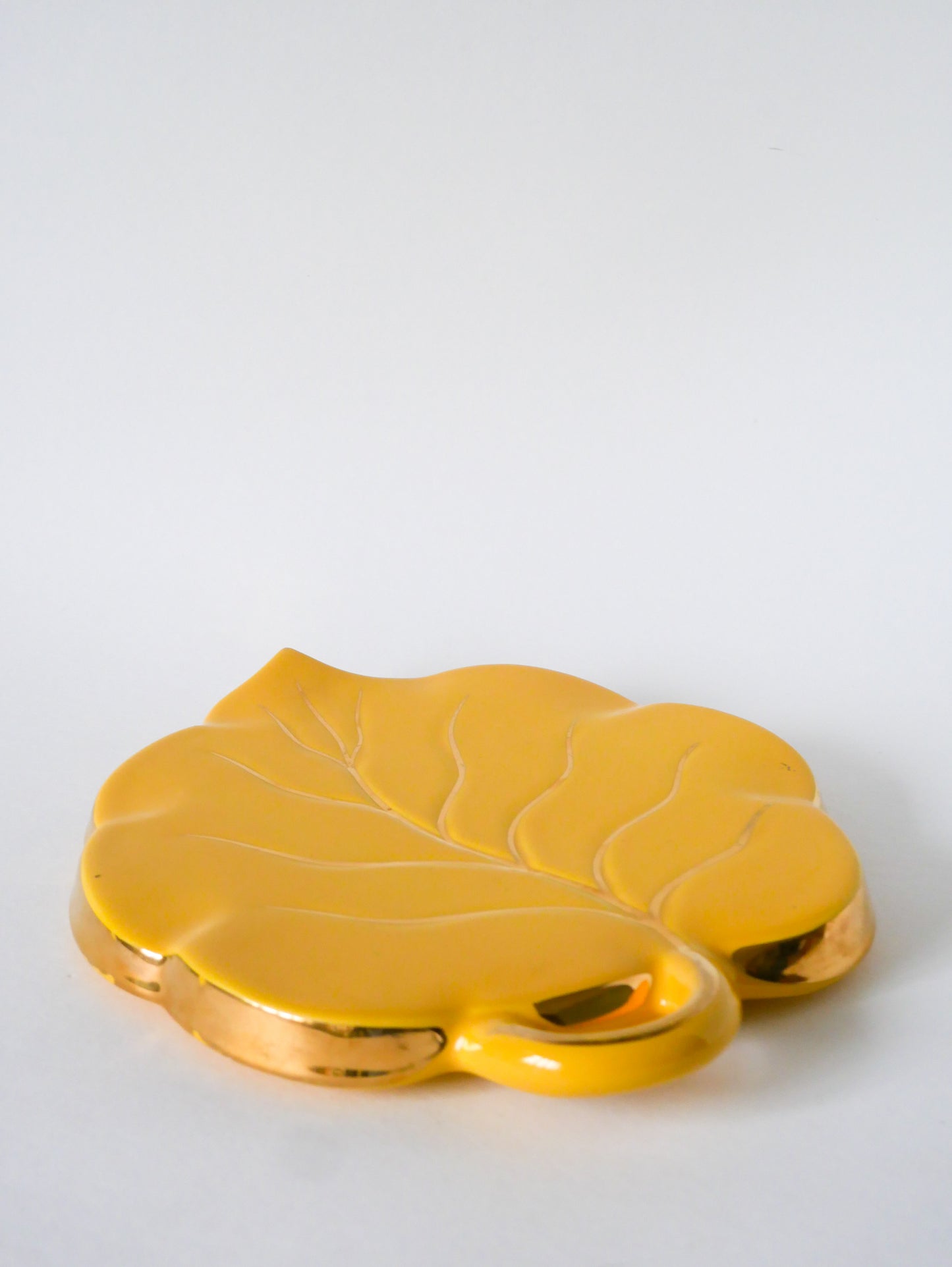 Dessous de plat en barbotine, modèle "Feuille", Jaune et Doré, 1970