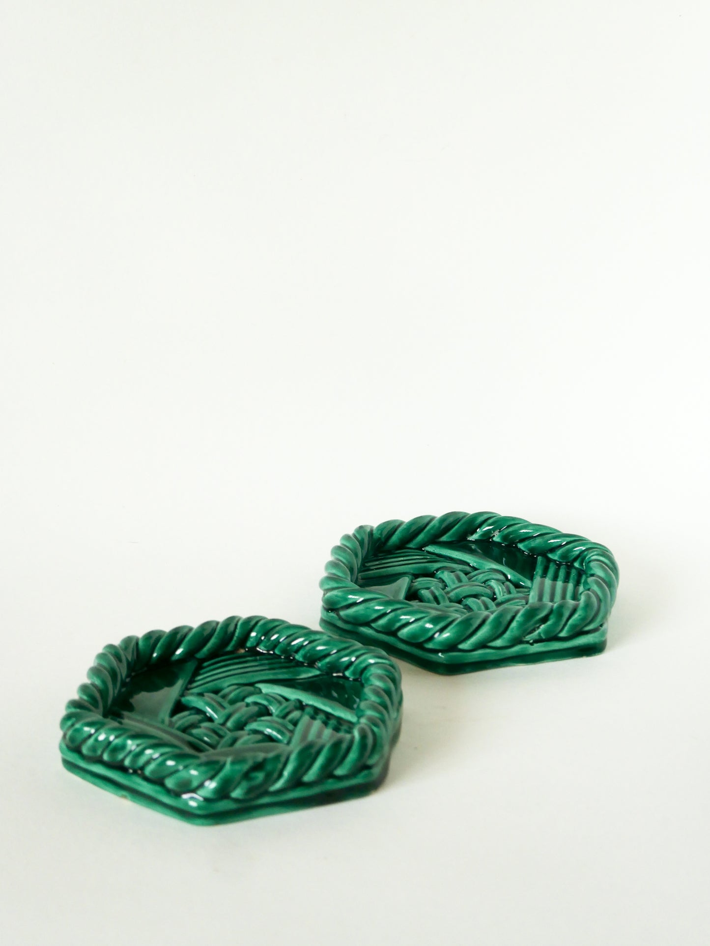 Paire de dessous de bouteilles en barbotine tressée Vallauris, Design, 1960