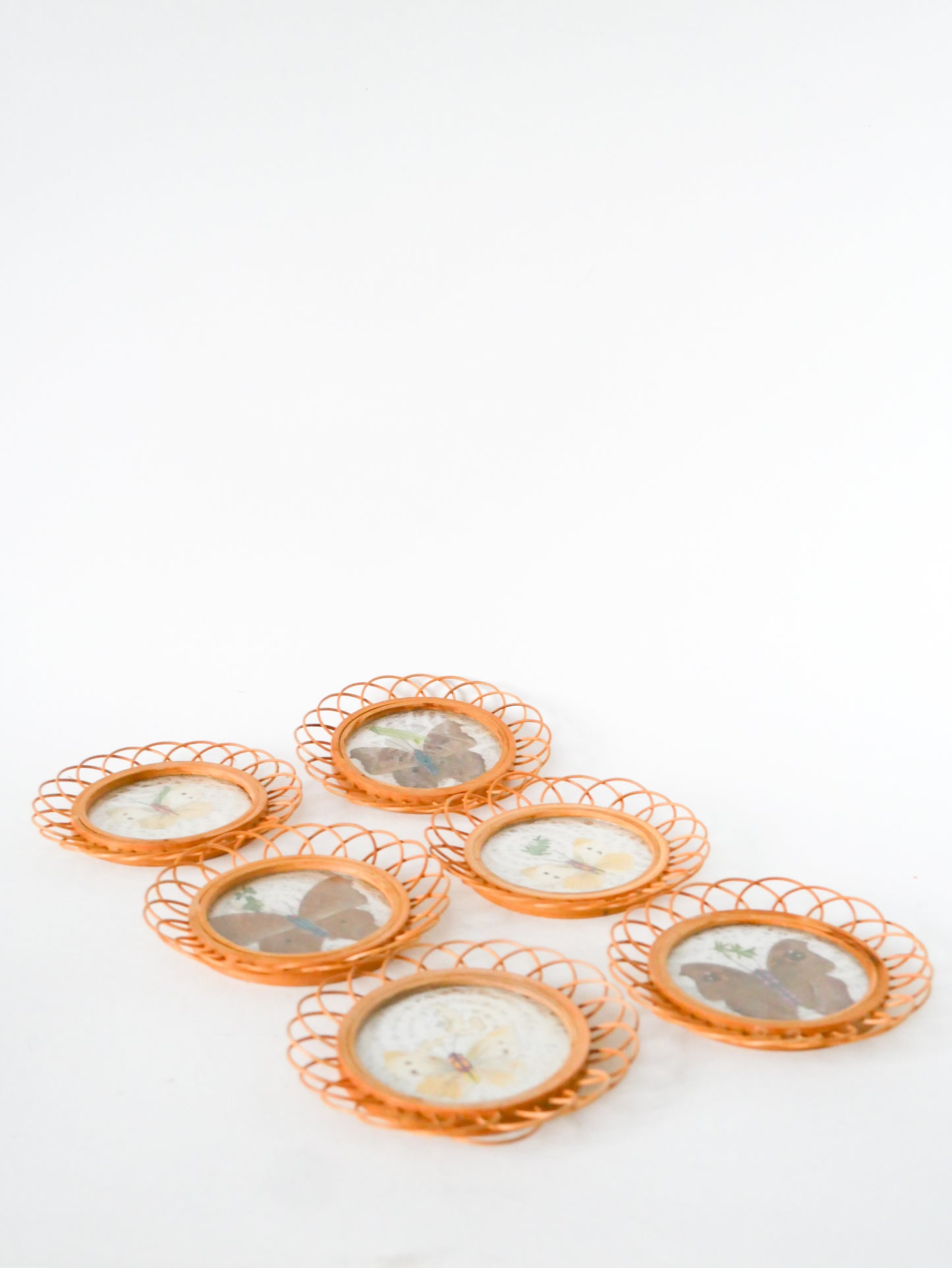 Ensemble de 6 dessous de verrres en bambou, forme Fleurs et motifs papillons, 1960