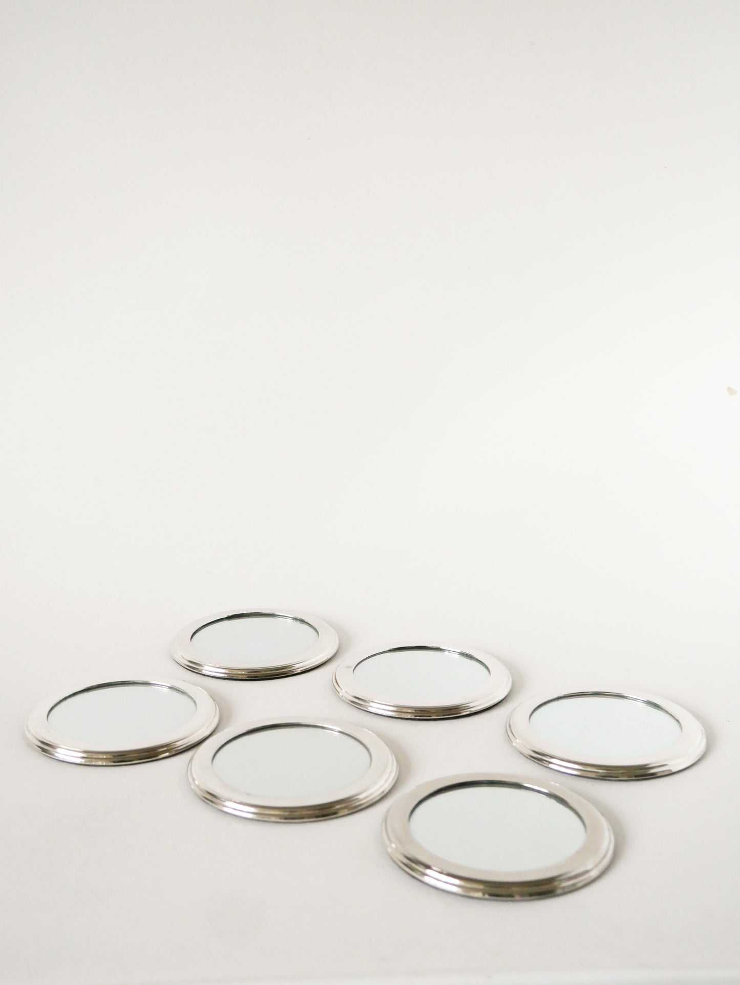 Ensemble de 7 dessous de verrres miroirs en chrome, dessous en suédine, Design, 1970