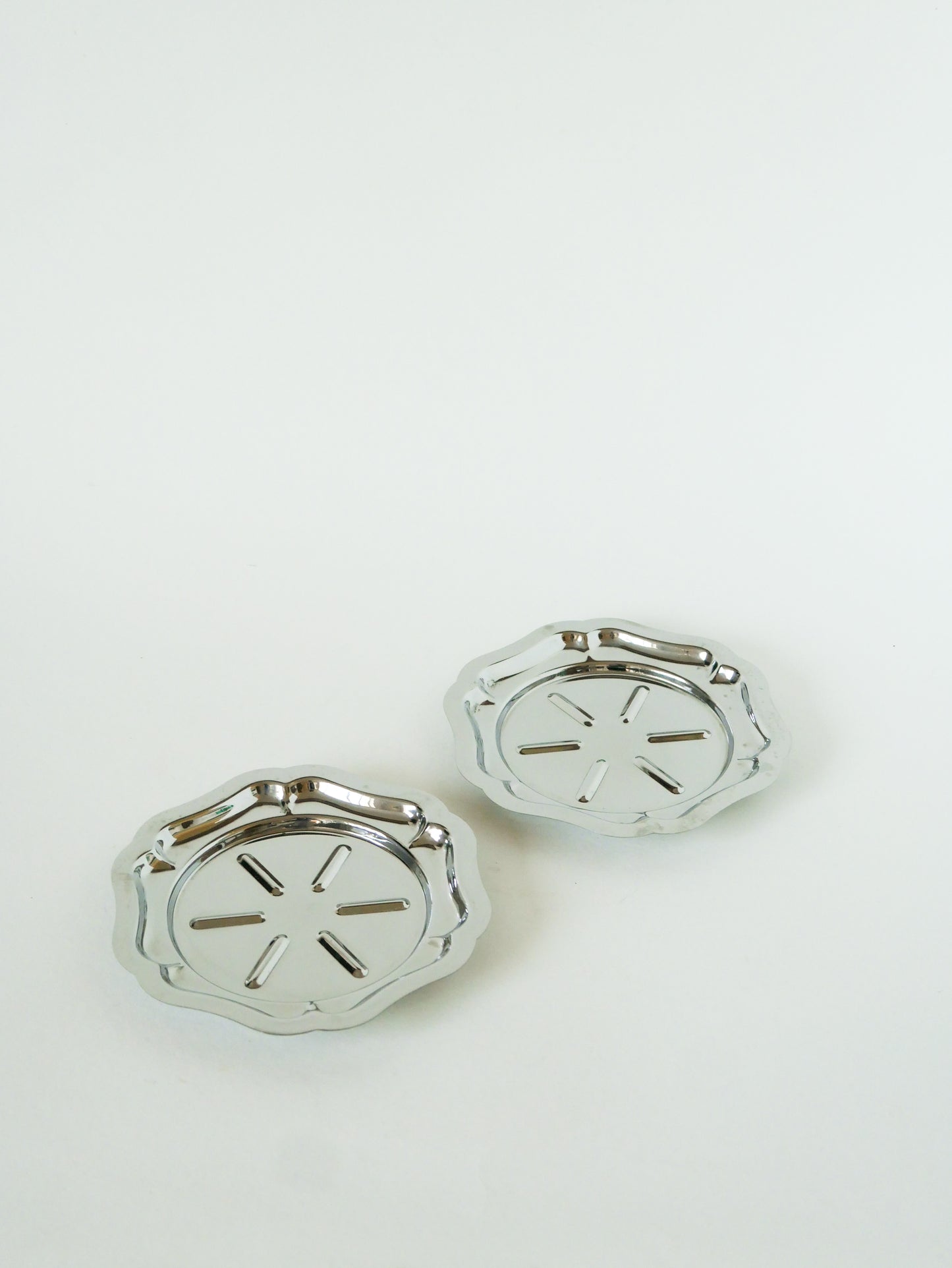 Paire de dessous de bouteilles en inox, Forme Fleurs, Design, 1970