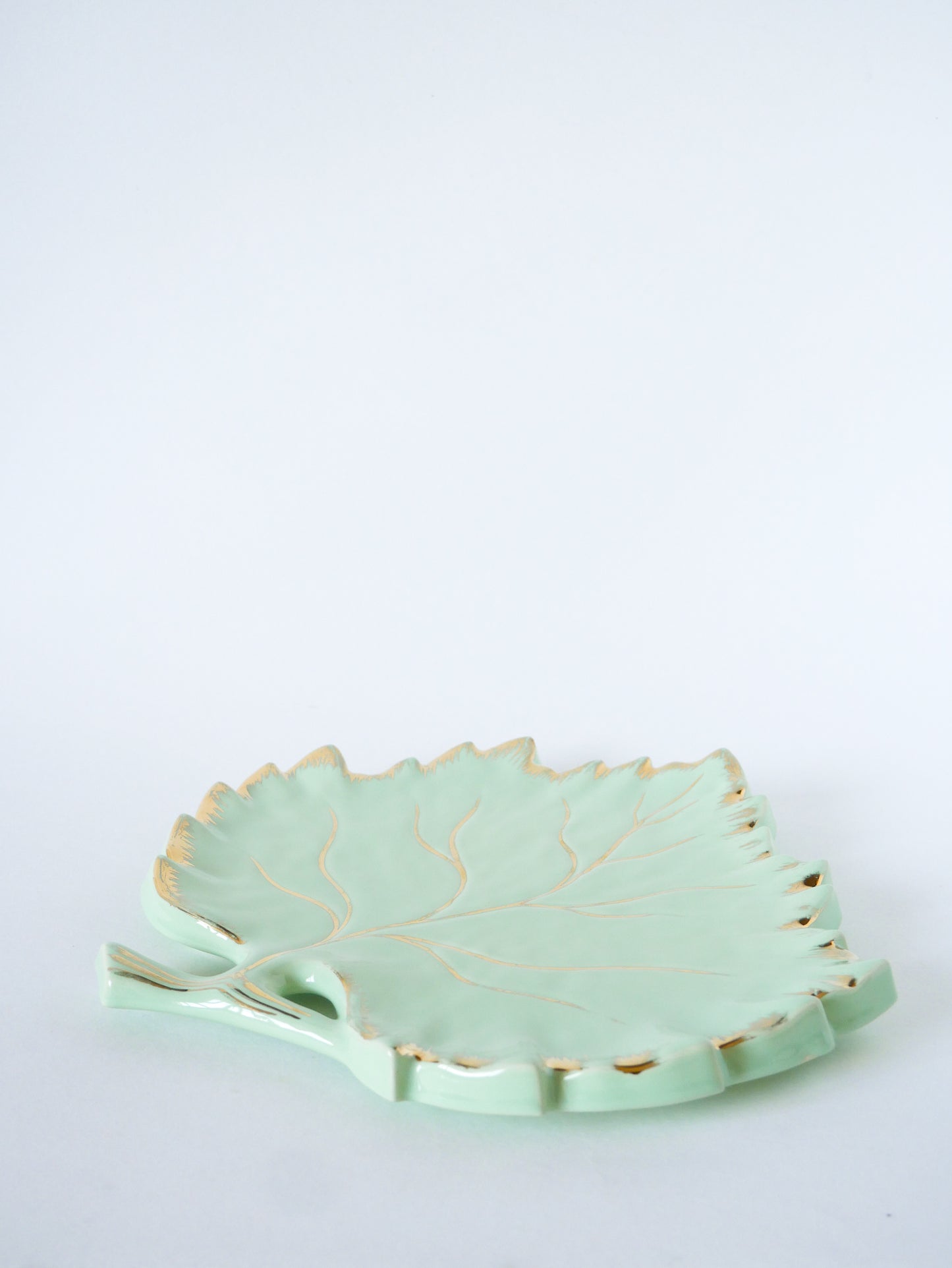 Grand dessous de plat en barbotine modèle Feuille, Menthe & Doré, 1960