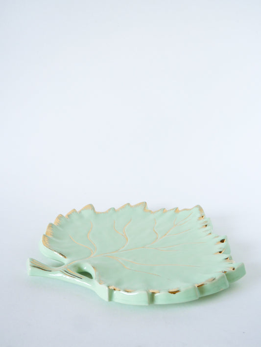 Grand dessous de plat en barbotine modèle Feuille, Menthe & Doré, 1960