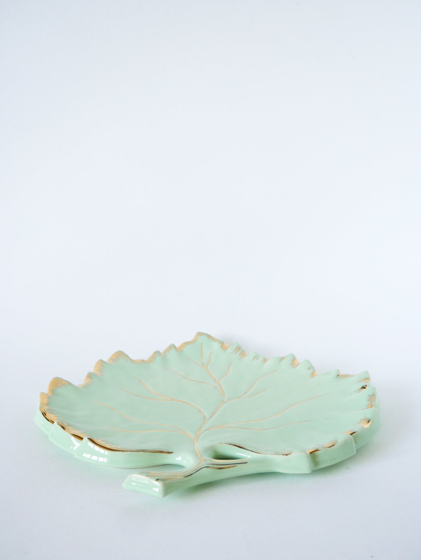 Grand dessous de plat en barbotine modèle Feuille, Menthe & Doré, 1960
