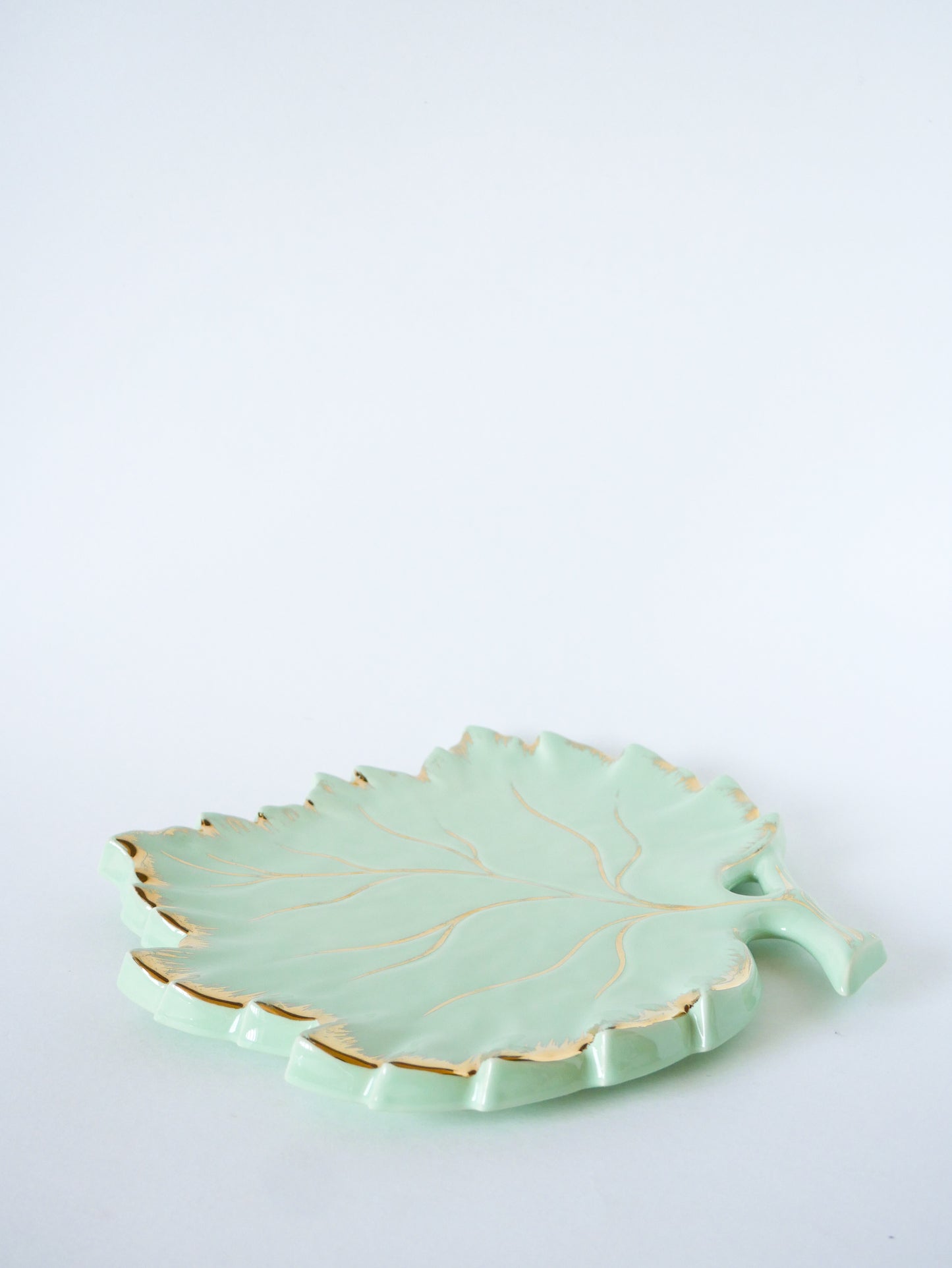 Grand dessous de plat en barbotine modèle Feuille, Menthe & Doré, 1960