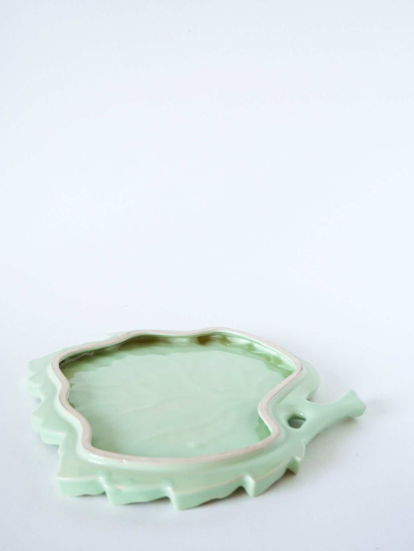 Grand dessous de plat en barbotine modèle Feuille, Menthe & Doré, 1960