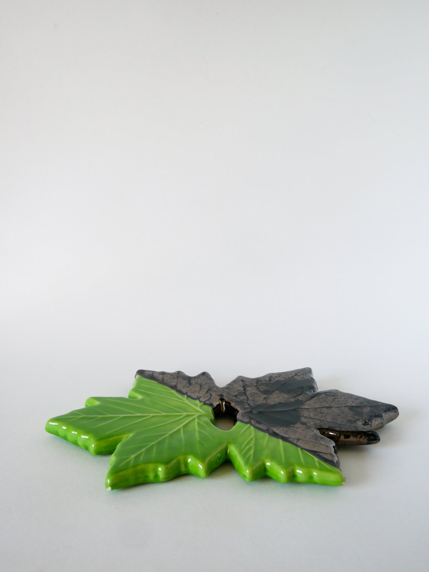 Grand dessous de plat en barbotine bicolore, Vert & Noir, 1960
