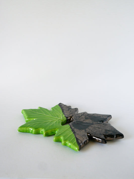 Grand dessous de plat en barbotine bicolore, Vert & Noir, 1960