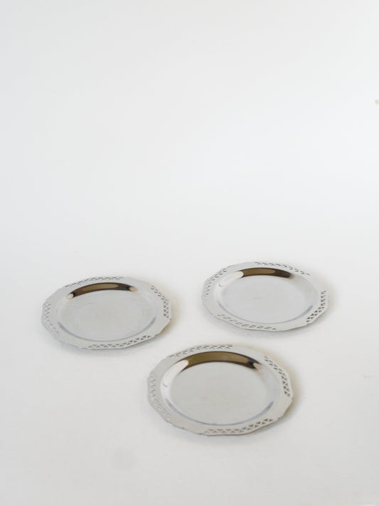 Ensemble de 3 dessous de bouteilles en inox, motifs ajourés, 1970