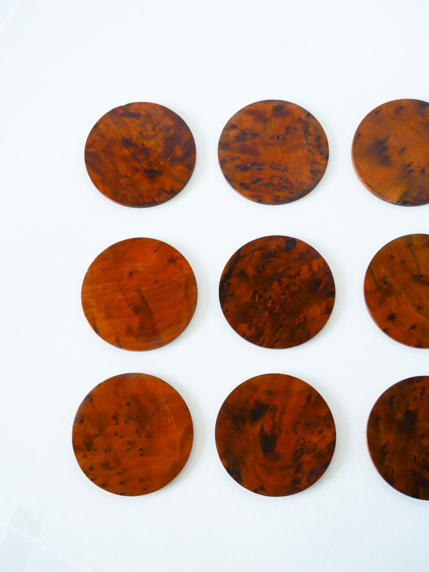 Ensemble de 11 dessous de verre en bois de Tuya, effet loupe d'orme, 1970