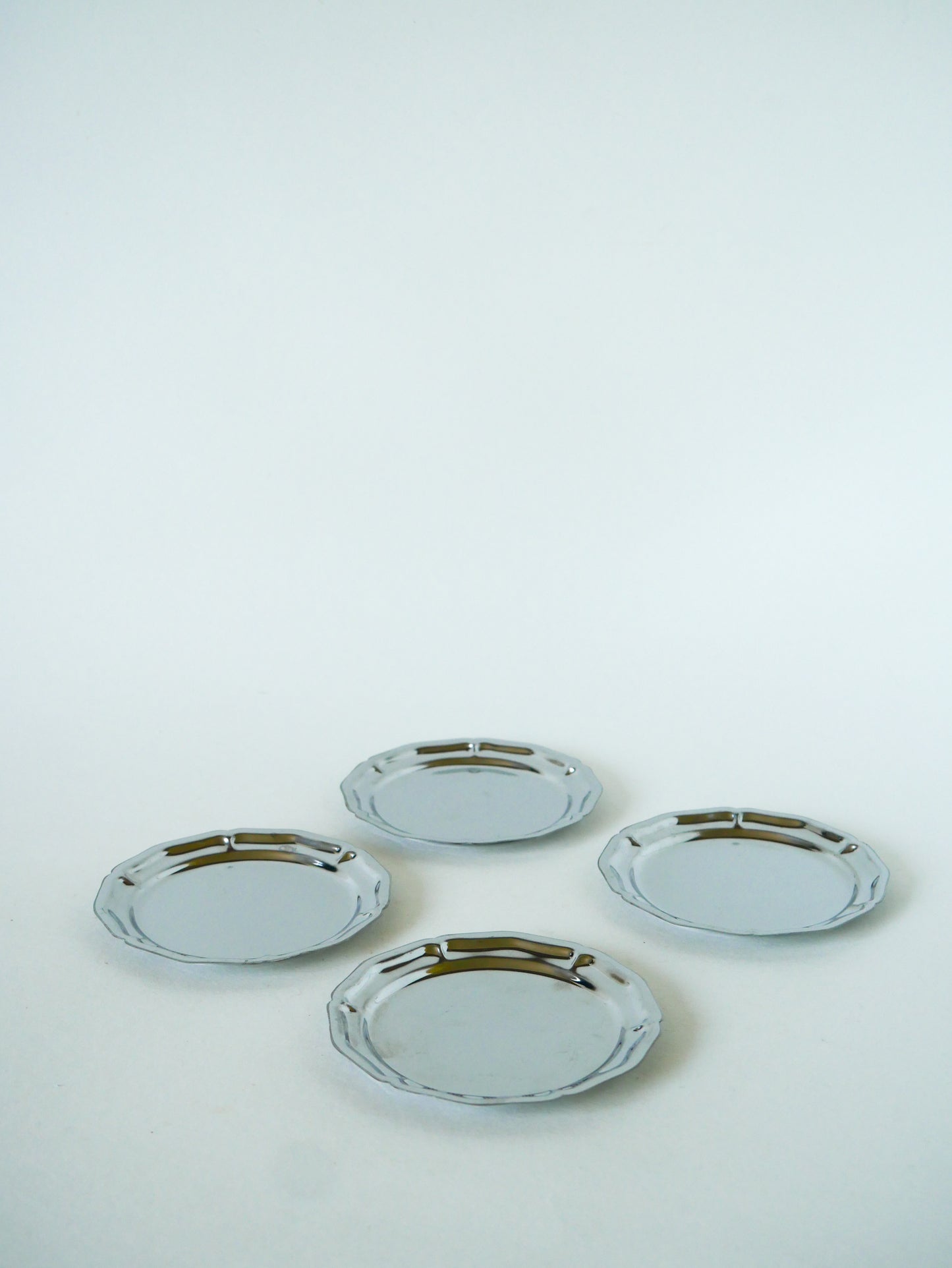 Lot de 4 dessous de verres en inox, dentelés, 1970