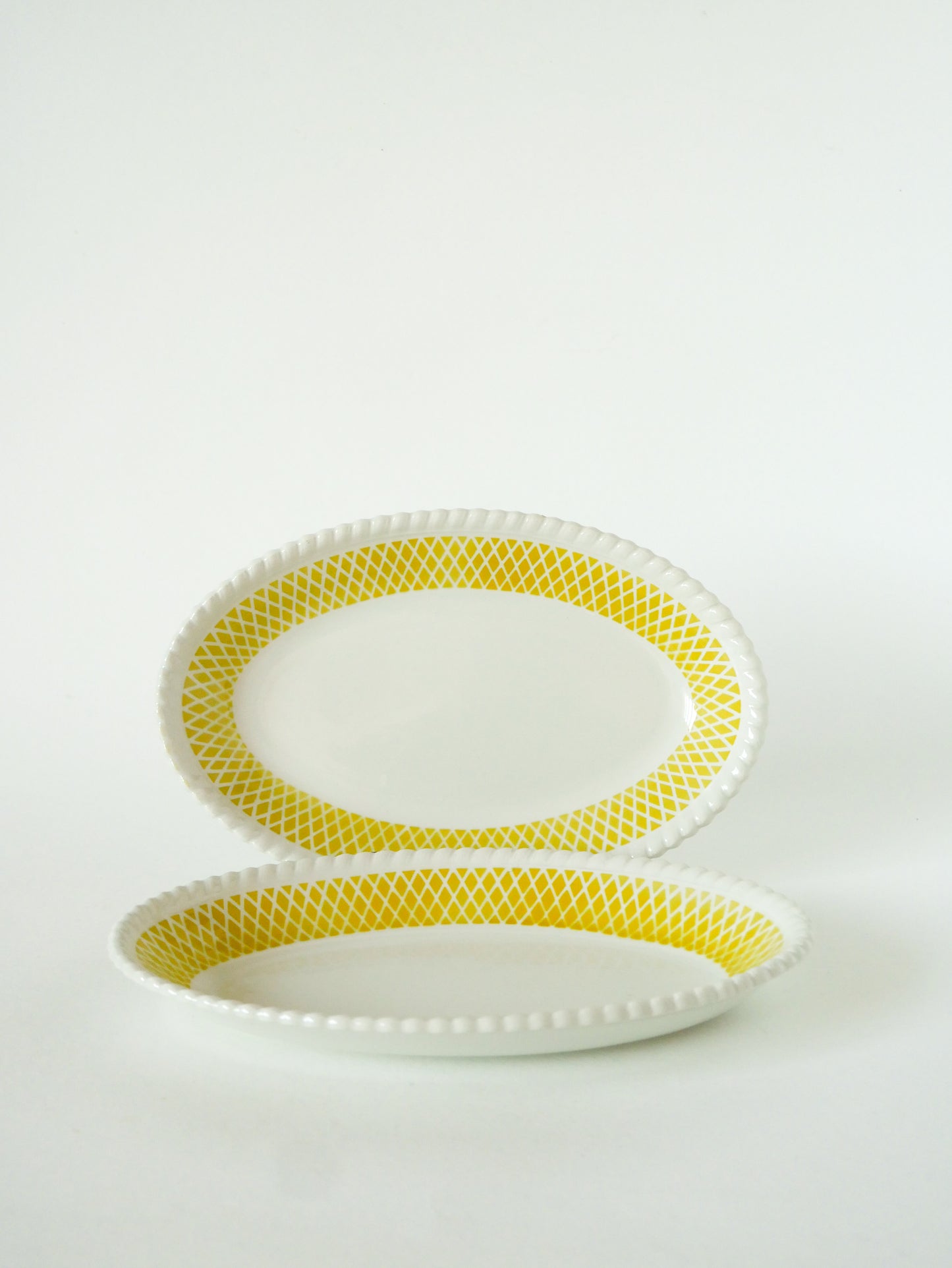 Paire de raviers Badonviller Jaunes, motifs Géométriques et rebord dentellé, 1960