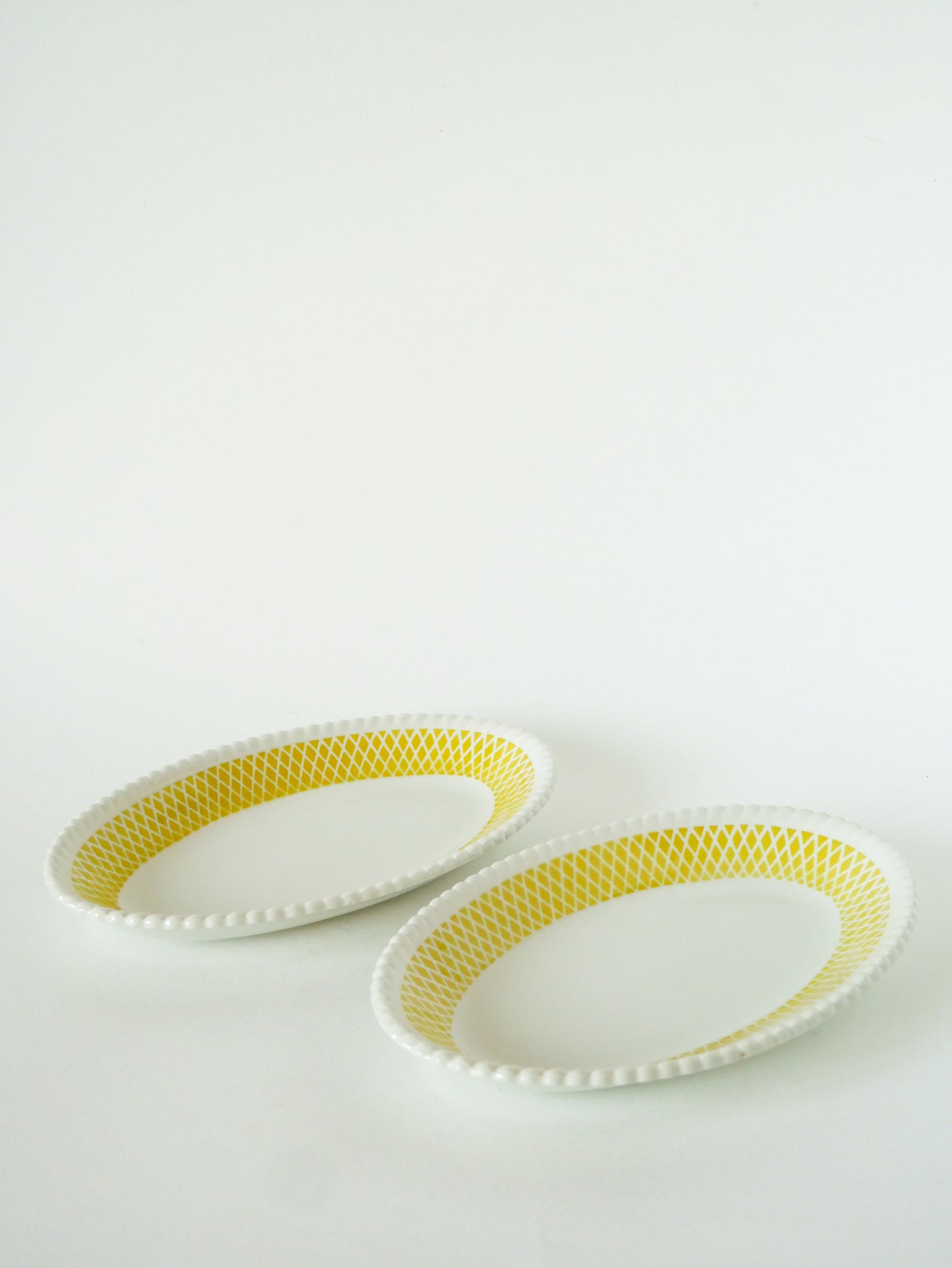 Paire de raviers Badonviller Jaunes, motifs Géométriques et rebord dentellé, 1960
