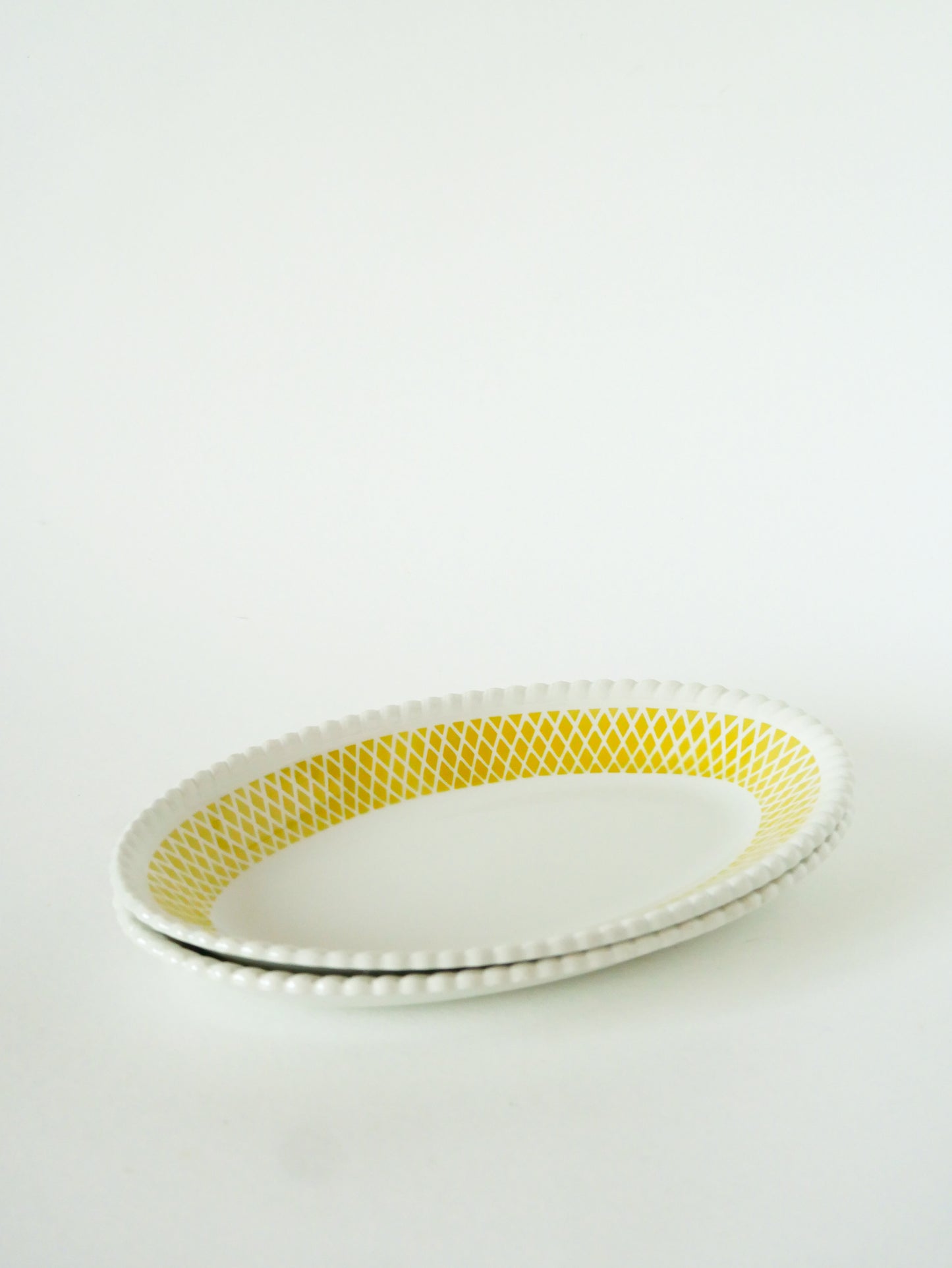Paire de raviers Badonviller Jaunes, motifs Géométriques et rebord dentellé, 1960