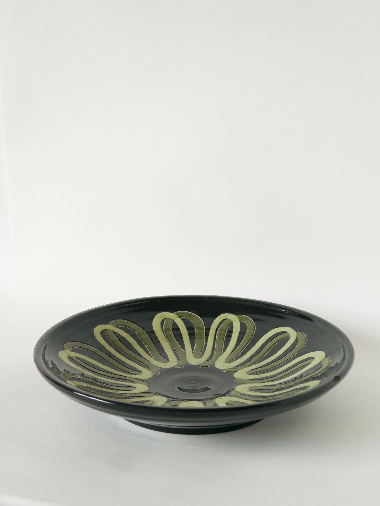 Grande coupe en céramique, motifs abstraits, Noir & Jaune, Made in Belgium, 1960 - 30 X 5 cm