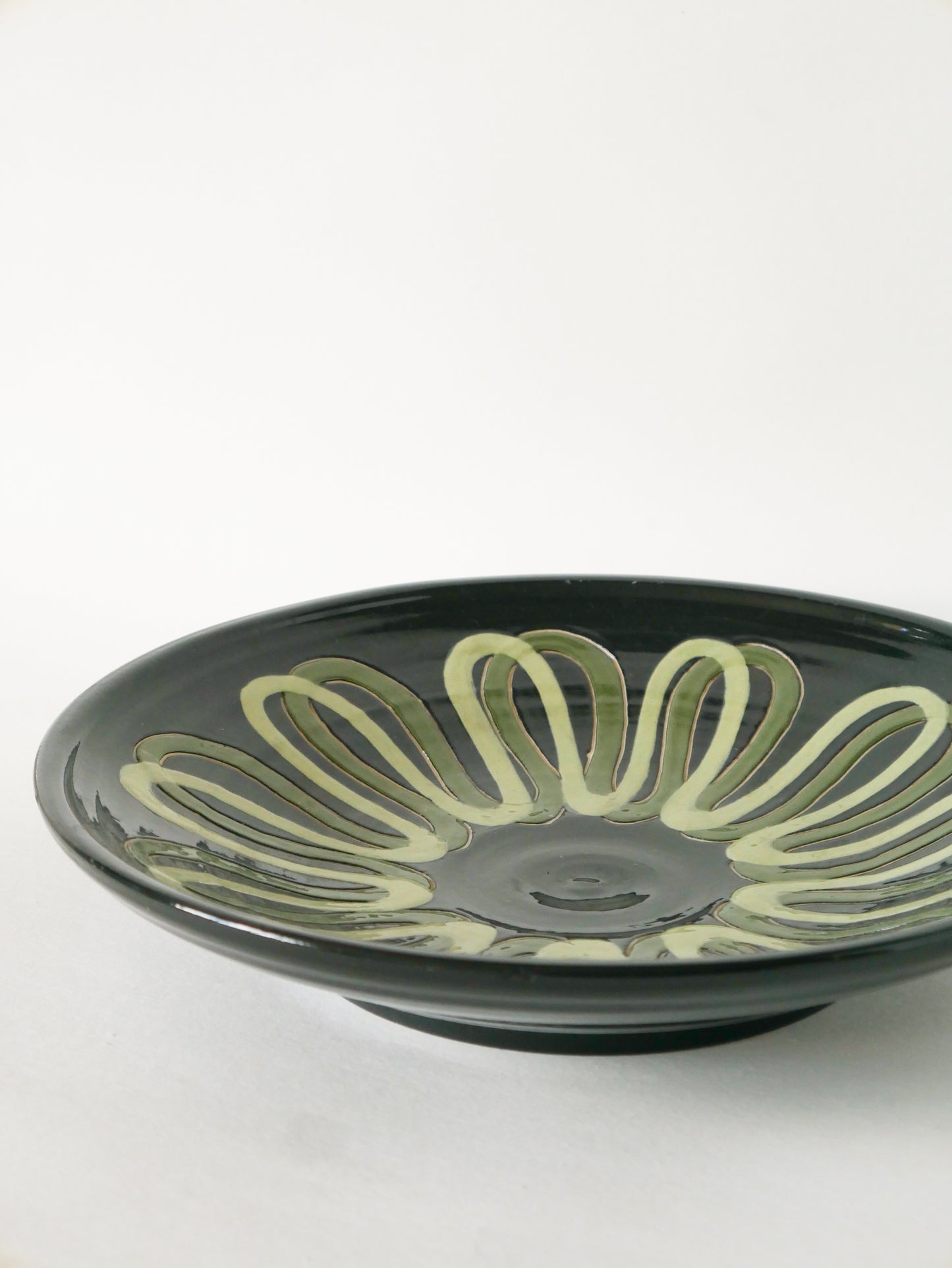 Grande coupe en céramique, motifs abstraits, Noir & Jaune, Made in Belgium, 1960 - 30 X 5 cm