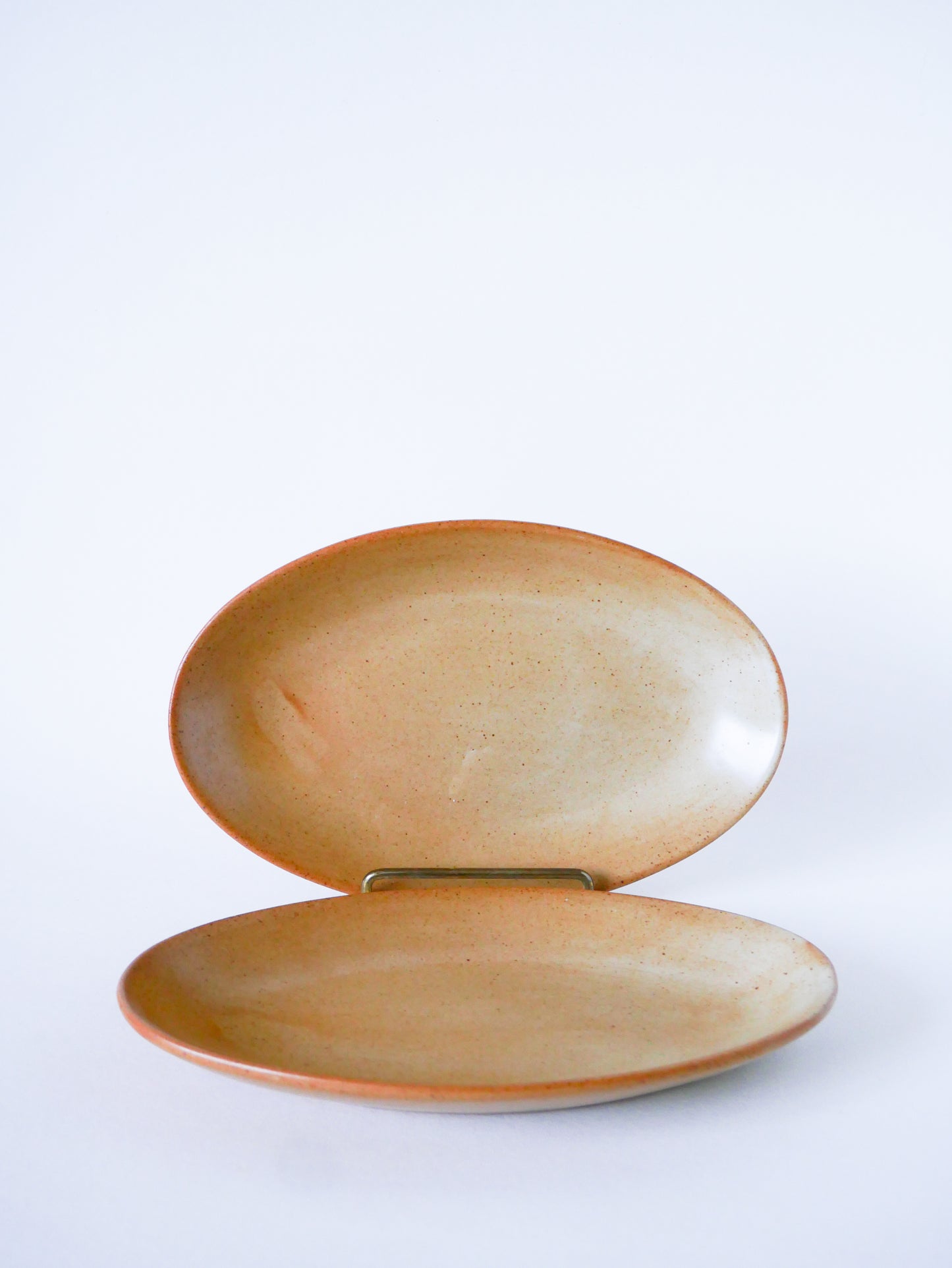 Paire de petits plats ovals en grès, 1970