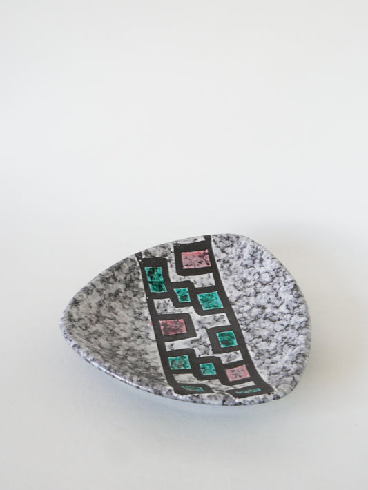 Coupe en céramique triangulaire à motifs géométriques, Gris, Bleu & Rose, 1960