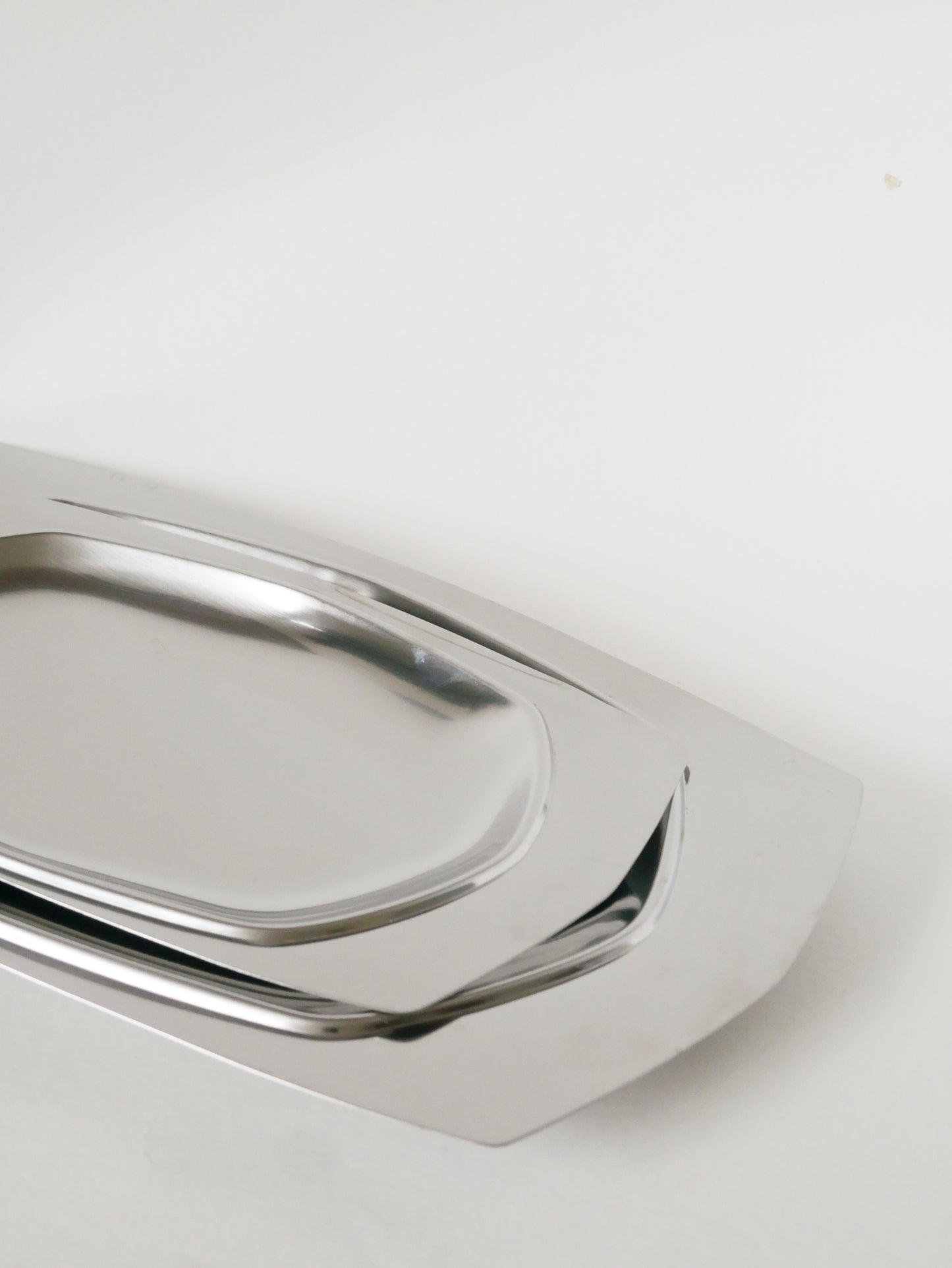 Duo de plats en inox hexagonaux, Design, 1970