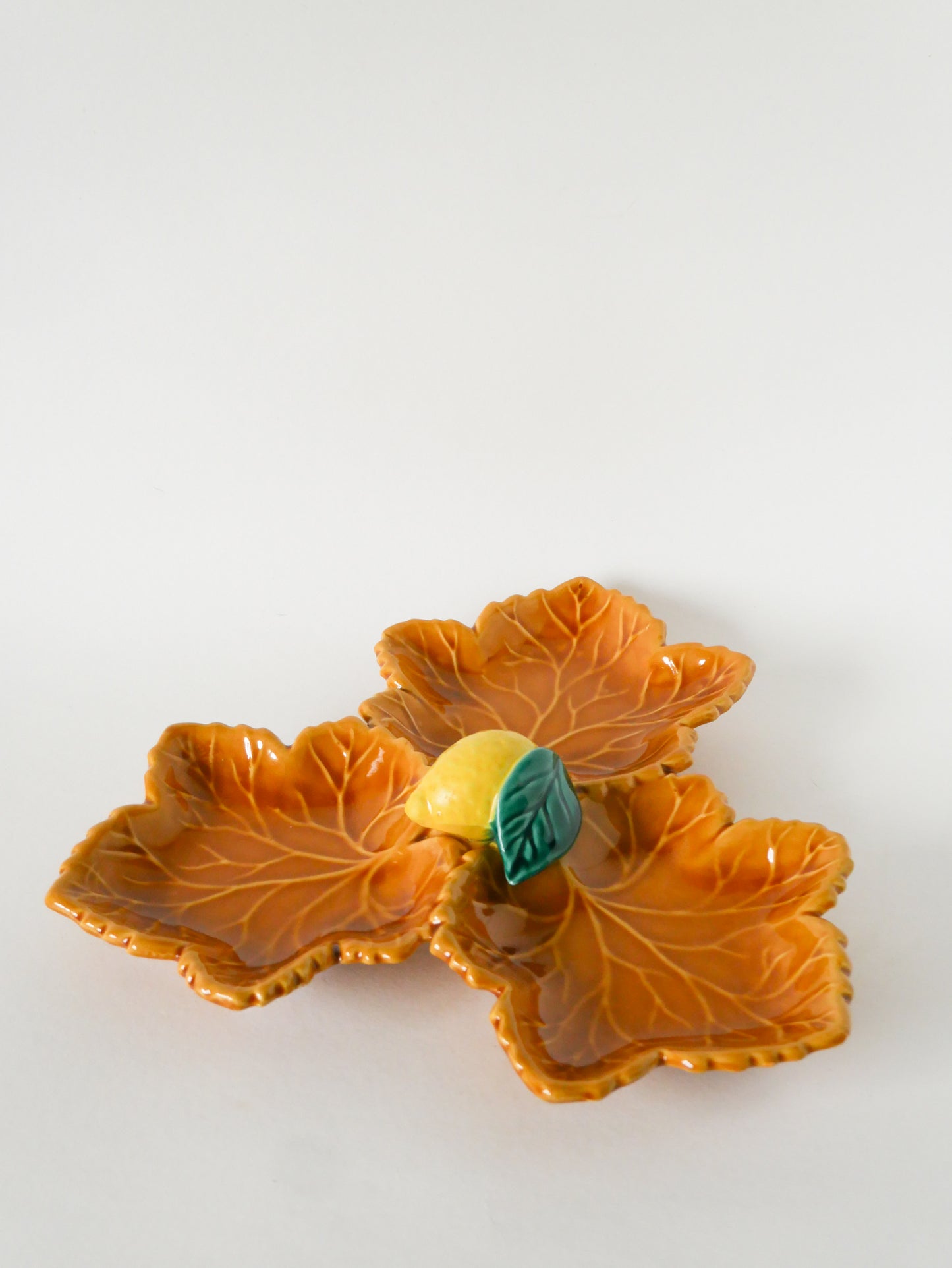 Grande coupe en barbotine, modèle Feuille et Citron, Jaune, 1970