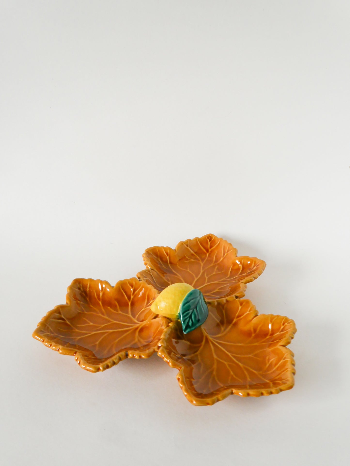 Grande coupe en barbotine, modèle Feuille et Citron, Jaune, 1970