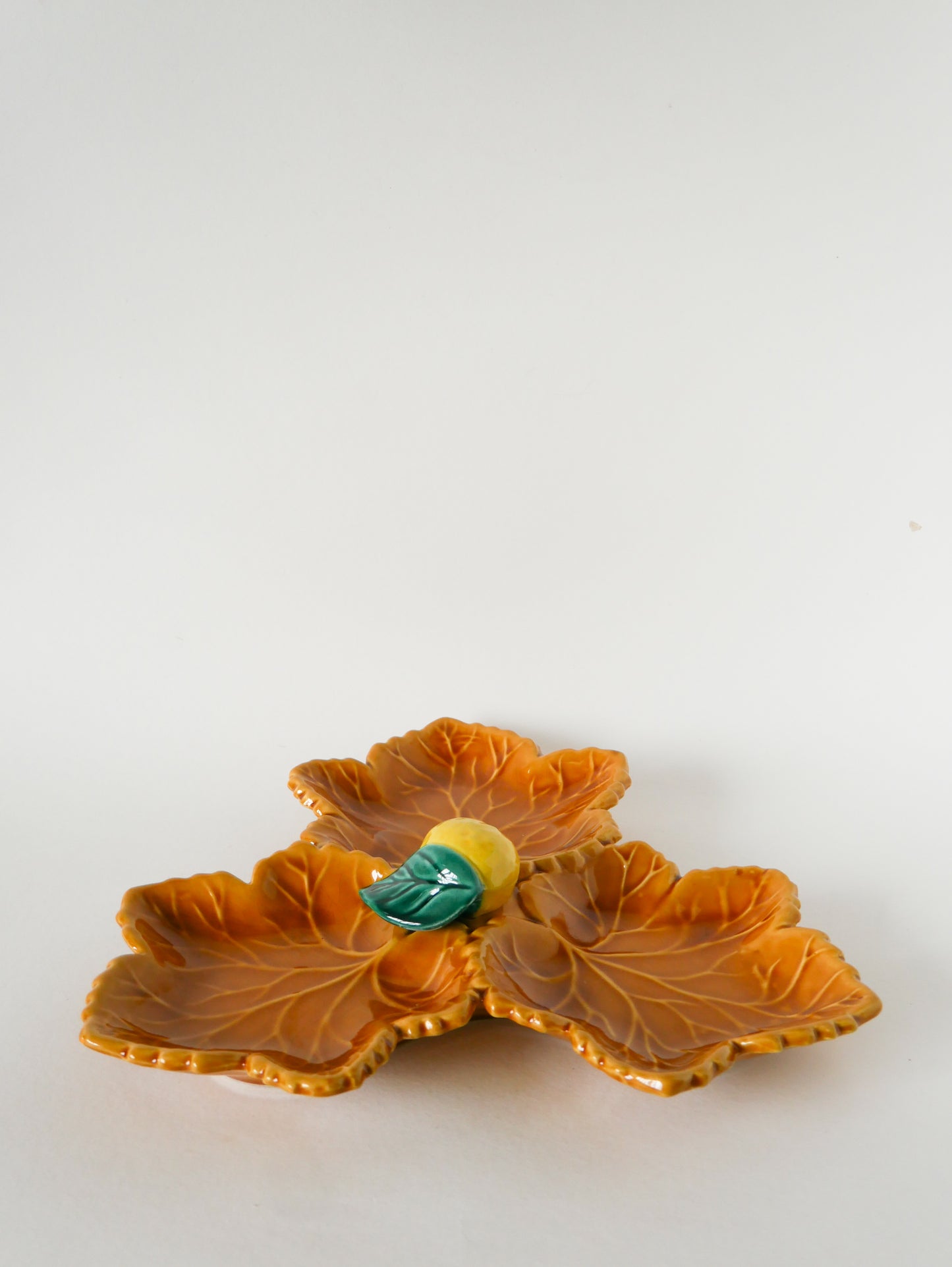 Grande coupe en barbotine, modèle Feuille et Citron, Jaune, 1970