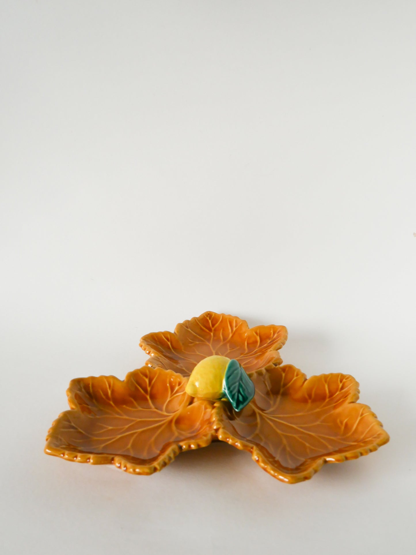 Grande coupe en barbotine, modèle Feuille et Citron, Jaune, 1970