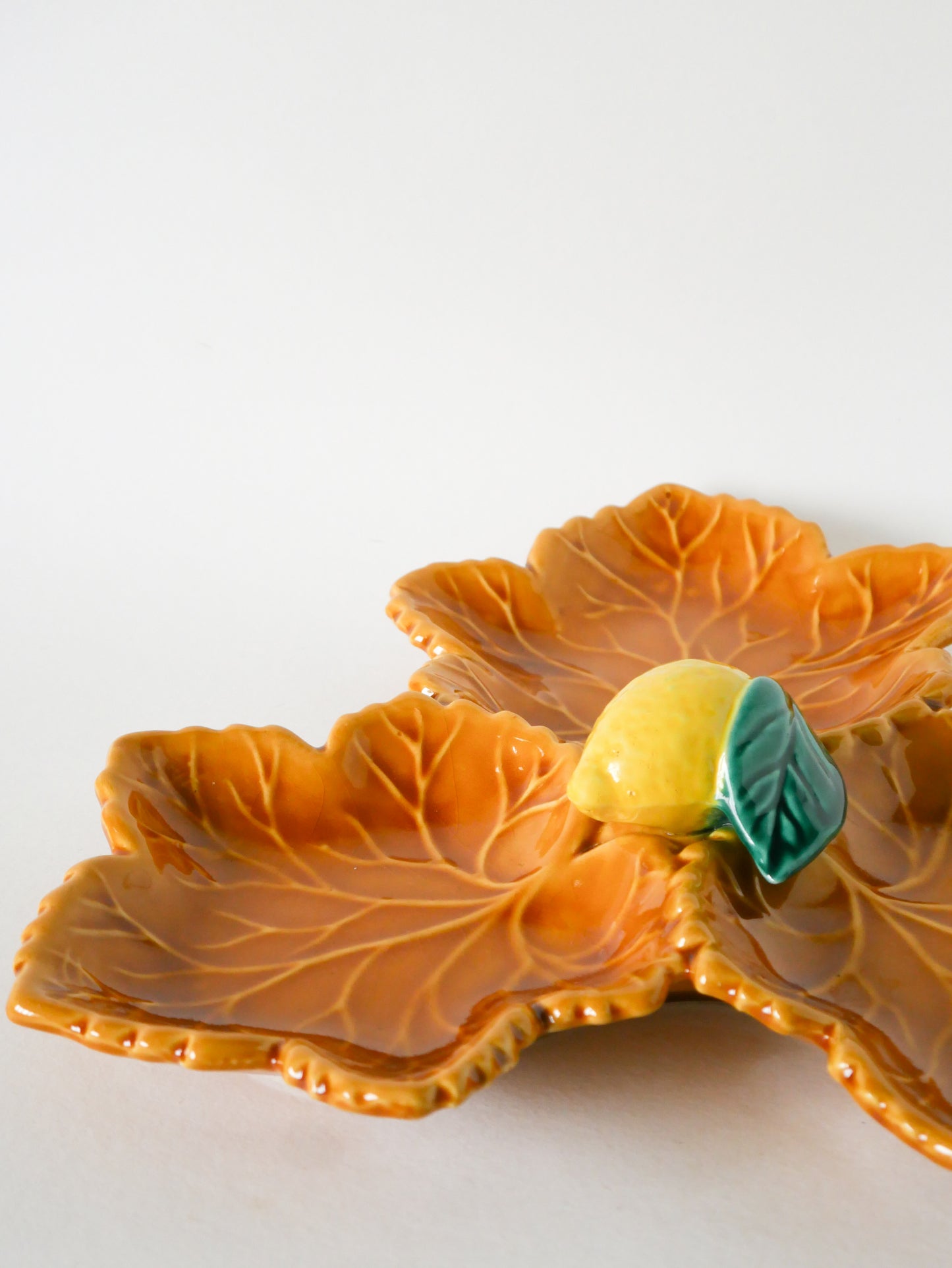Grande coupe en barbotine, modèle Feuille et Citron, Jaune, 1970