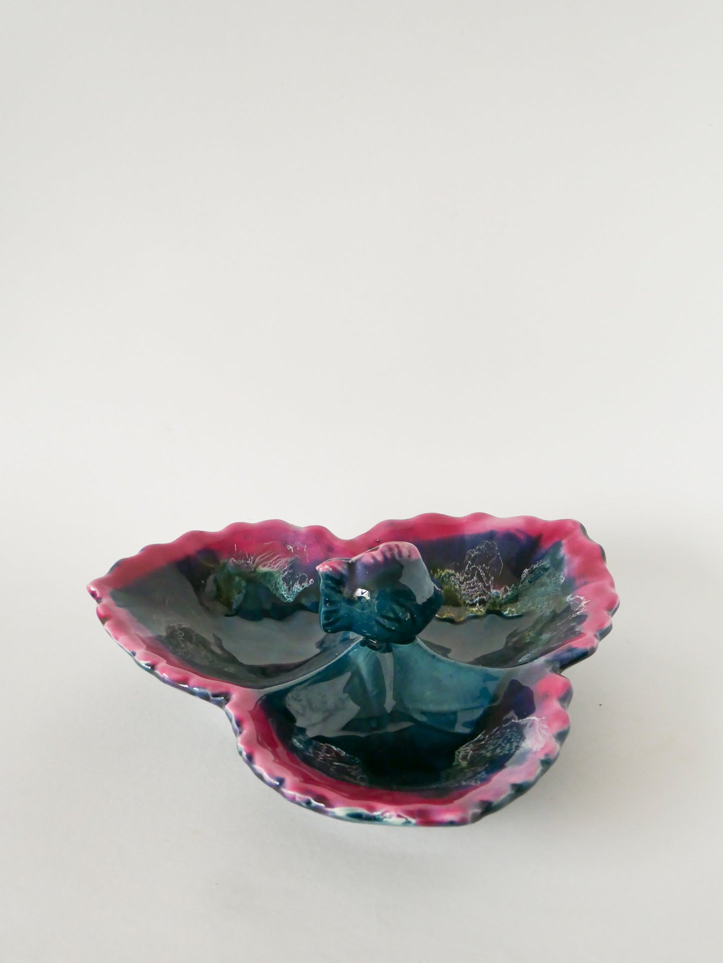 Grande coupe en céramique, modèle Feuille et Poisson, Bleu et Rose, 1970