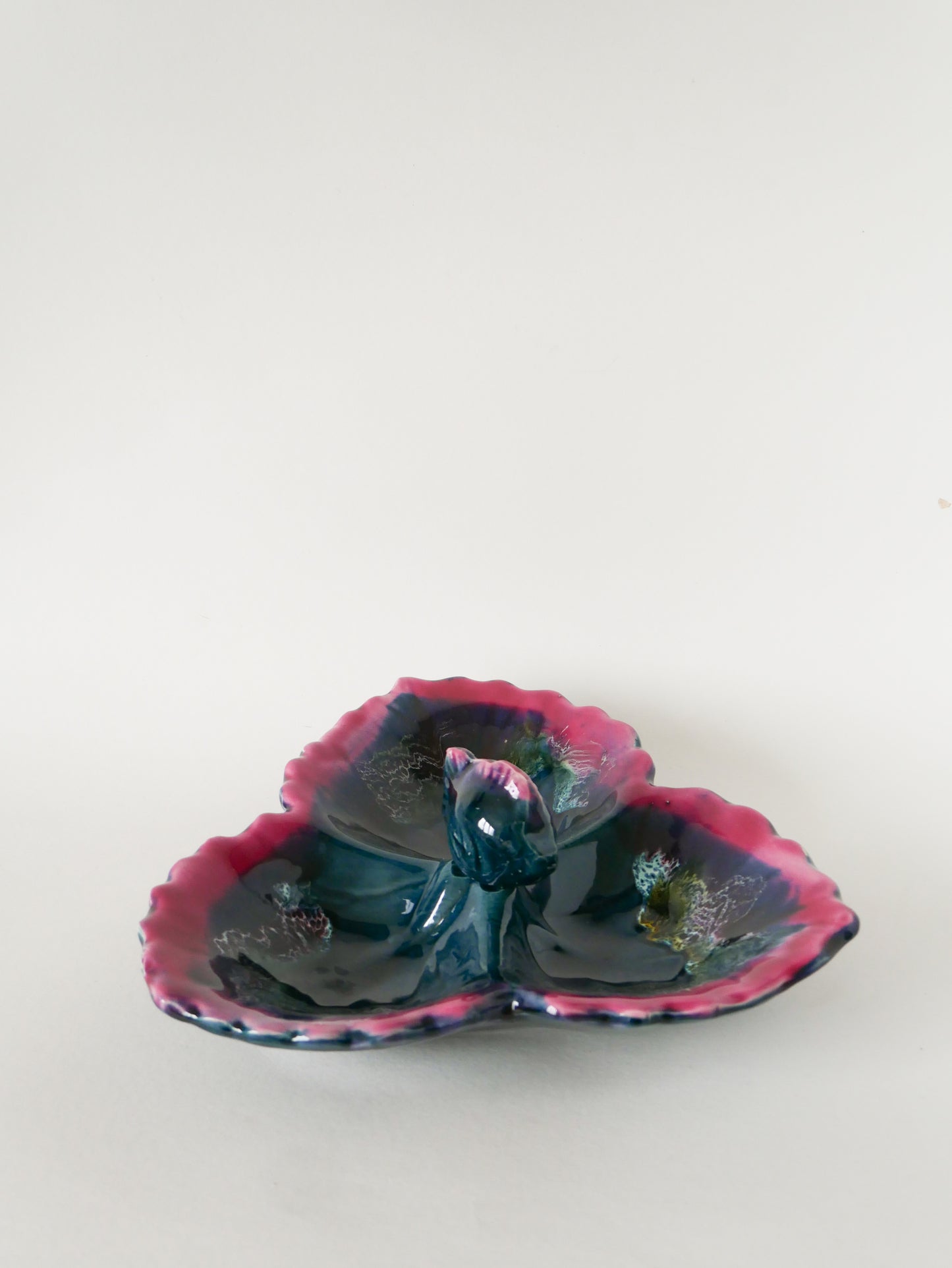 Grande coupe en céramique, modèle Feuille et Poisson, Bleu et Rose, 1970
