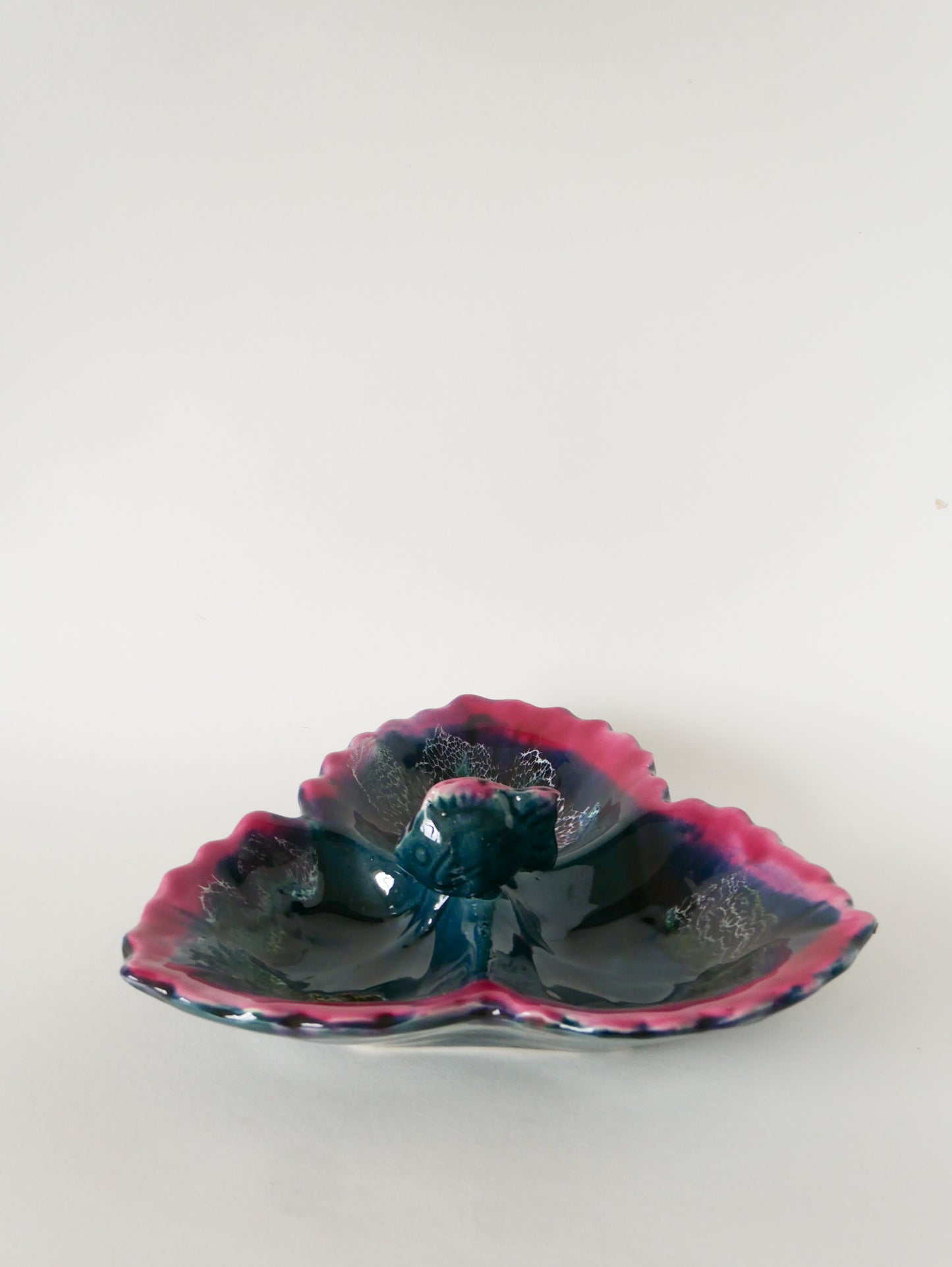 Grande coupe en céramique, modèle Feuille et Poisson, Bleu et Rose, 1970
