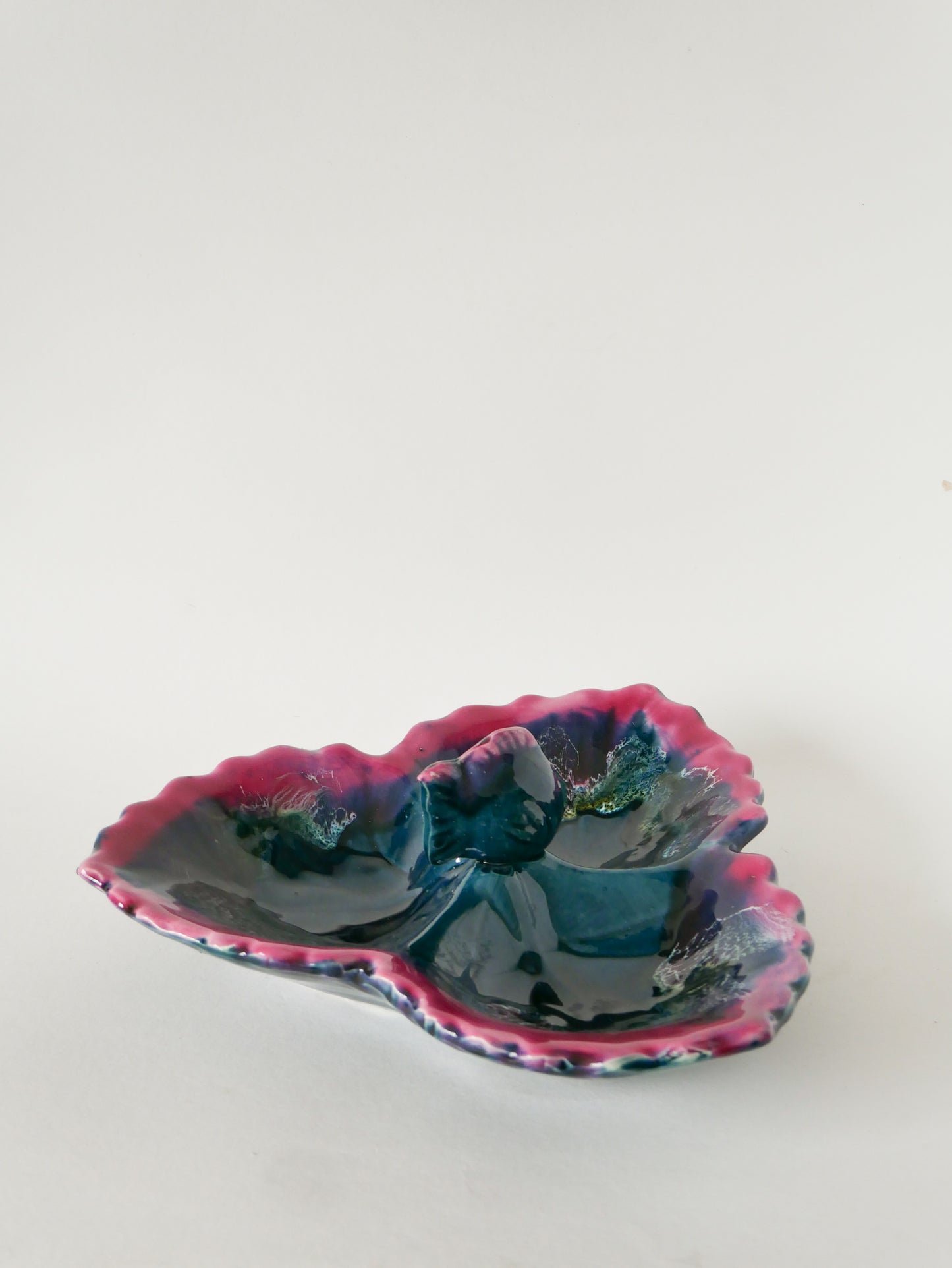 Grande coupe en céramique, modèle Feuille et Poisson, Bleu et Rose, 1970