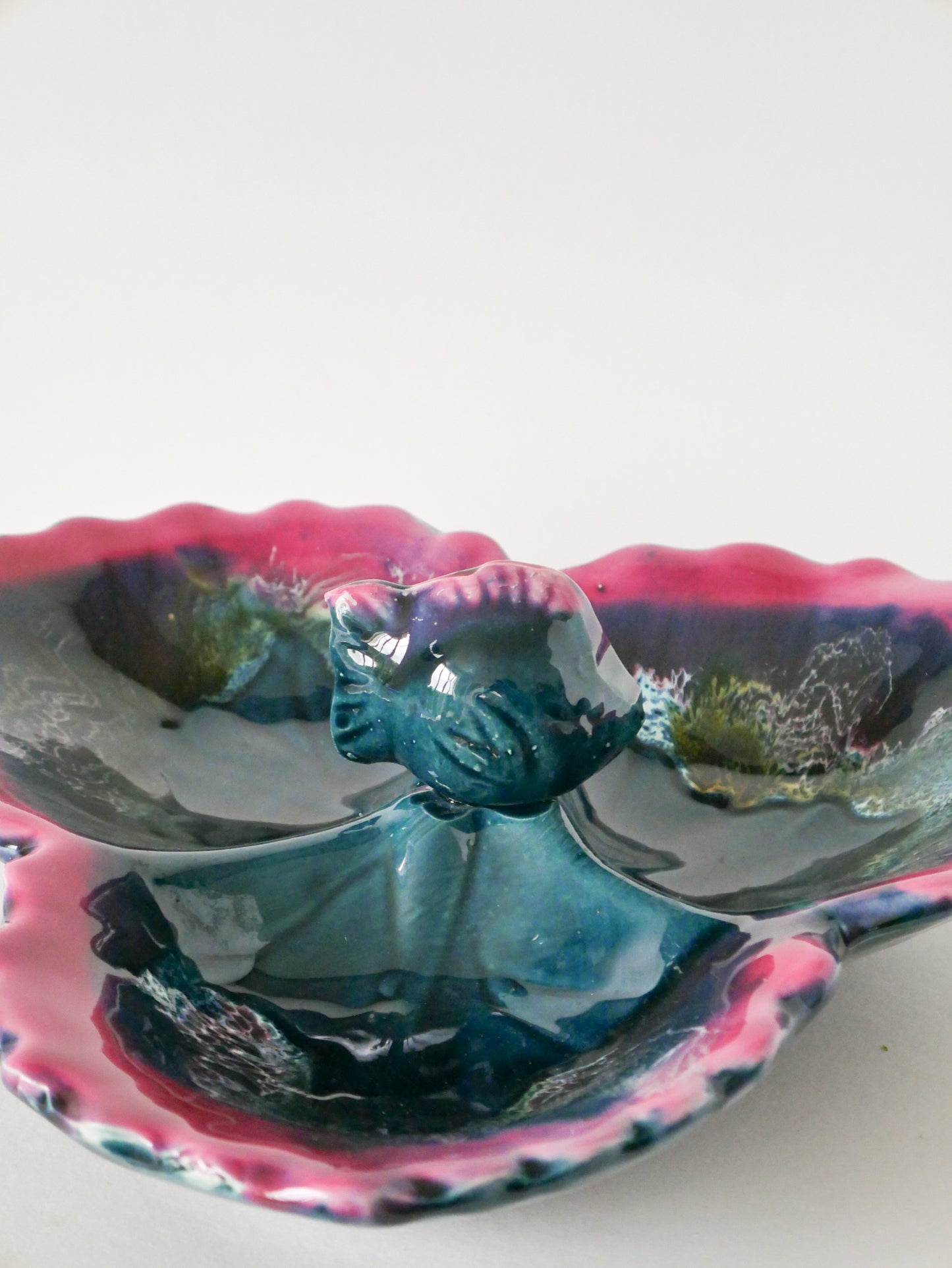 Grande coupe en céramique, modèle Feuille et Poisson, Bleu et Rose, 1970