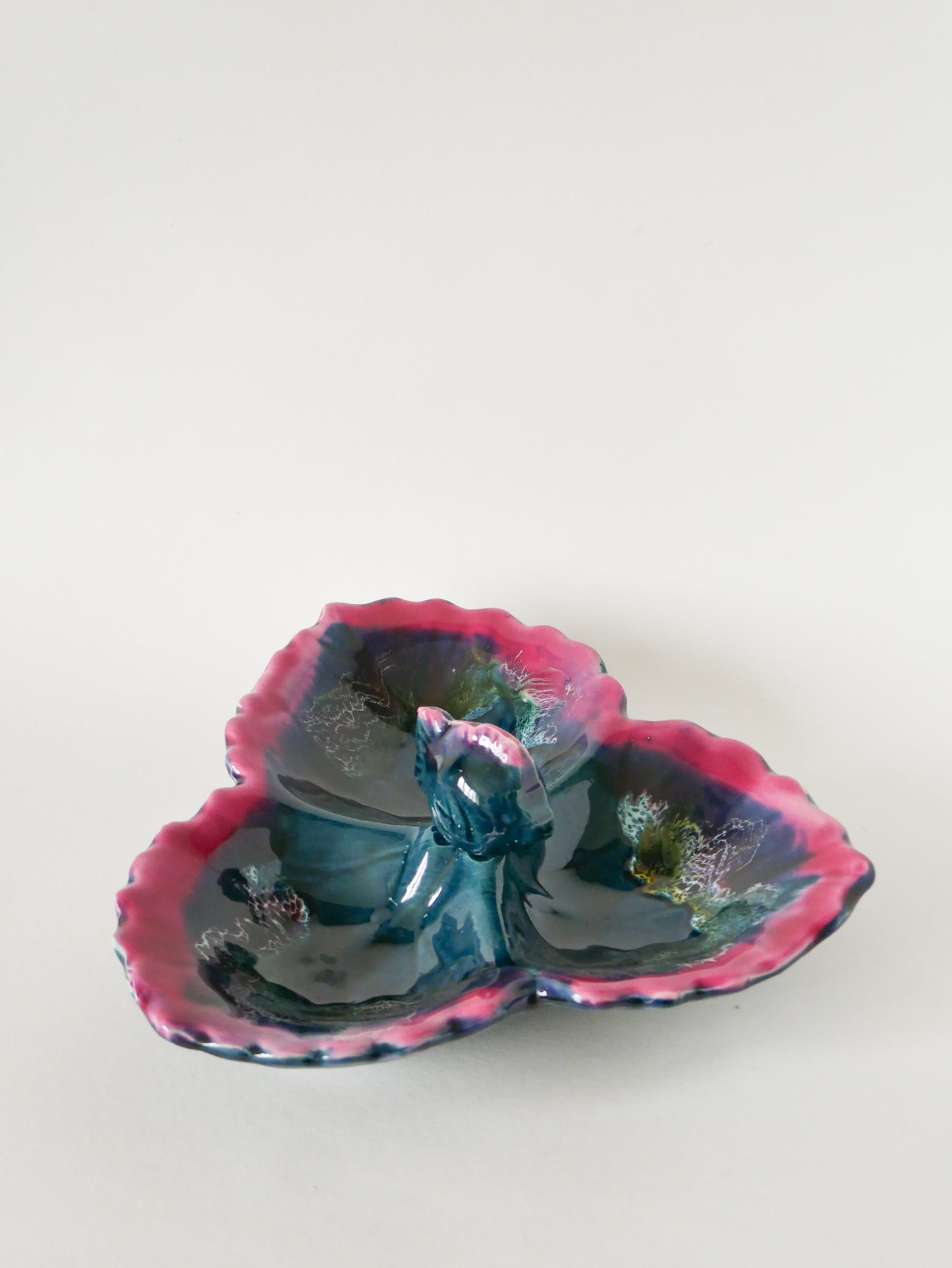 Grande coupe en céramique, modèle Feuille et Poisson, Bleu et Rose, 1970