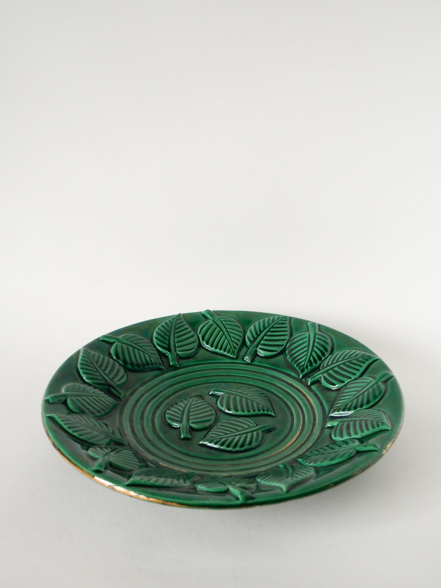 Grand plat creux en céramique, modèle Feuille, Vert et Doré, 1950
