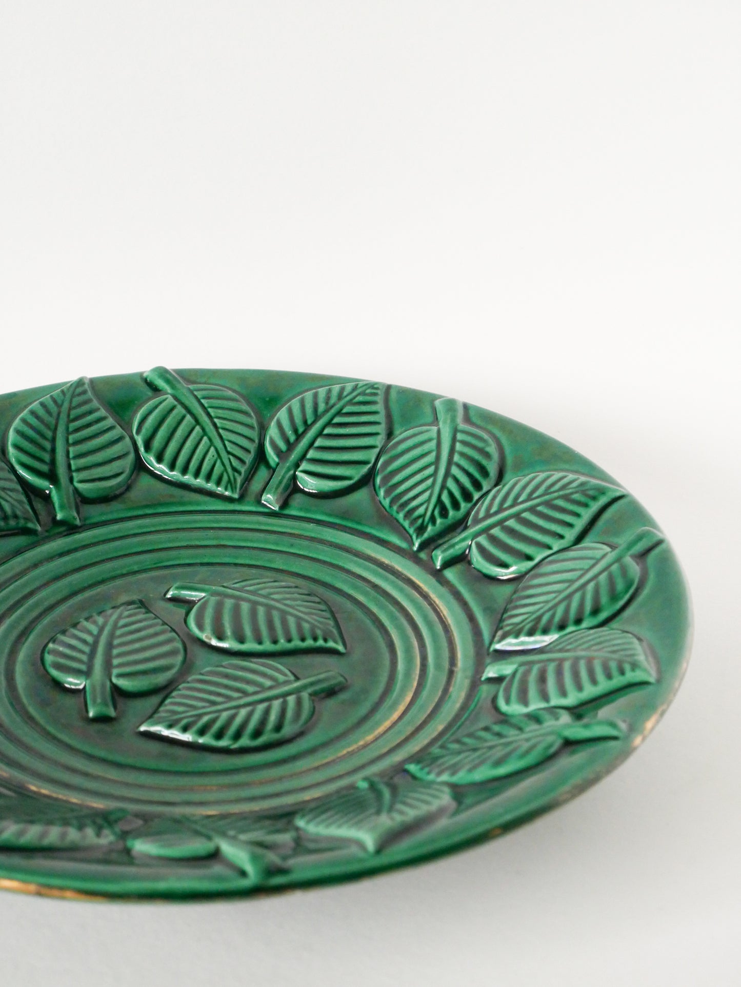 Grand plat creux en céramique, modèle Feuille, Vert et Doré, 1950