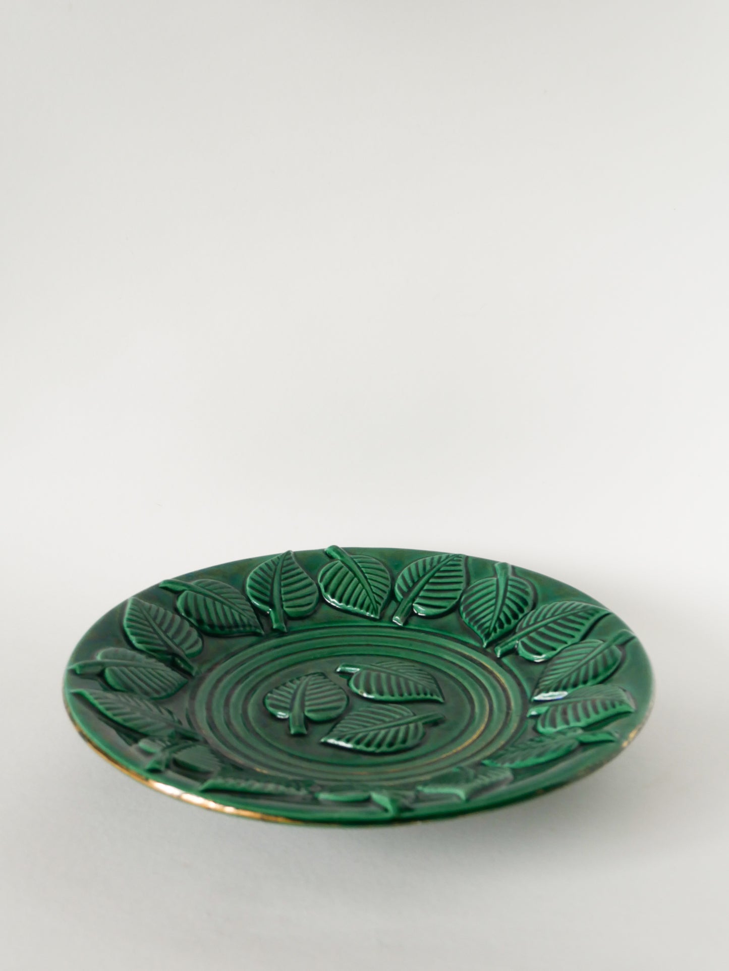 Grand plat creux en céramique, modèle Feuille, Vert et Doré, 1950