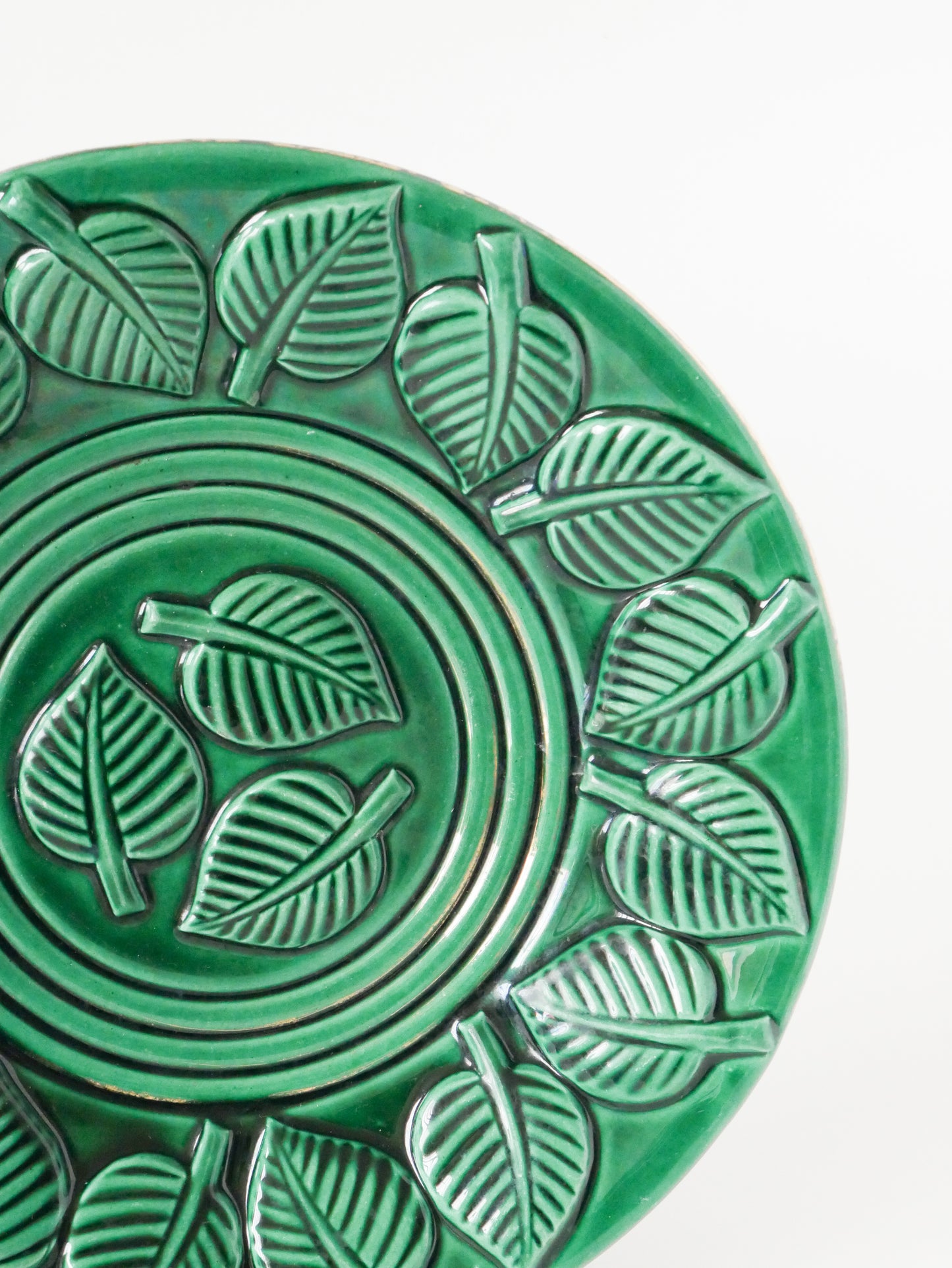 Grand plat creux en céramique, modèle Feuille, Vert et Doré, 1950