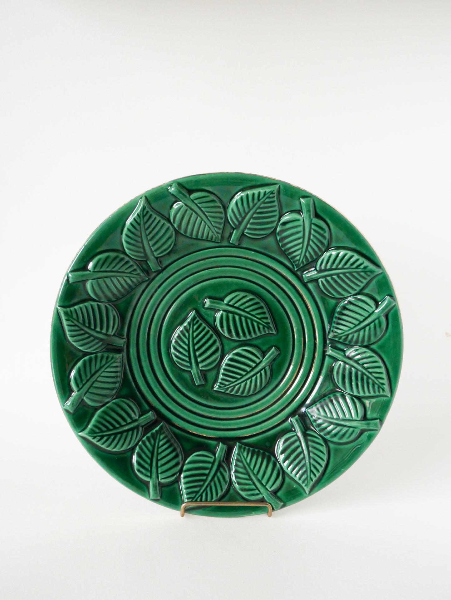 Grand plat creux en céramique, modèle Feuille, Vert et Doré, 1950