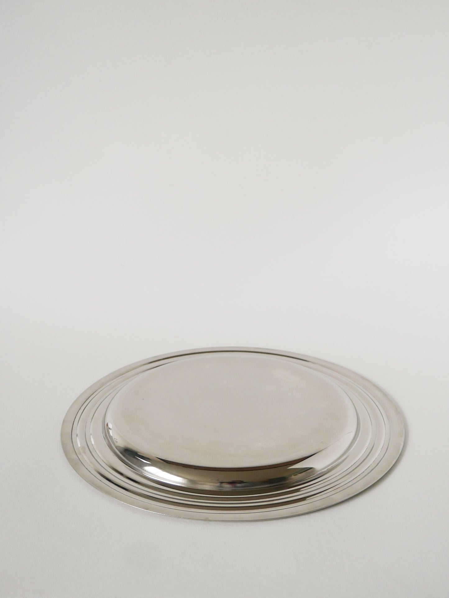 Plateau rond en métal argenté, Design, 1970
